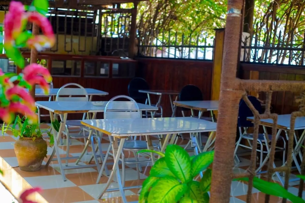 Restaurant/places to eat in Garden Lodge