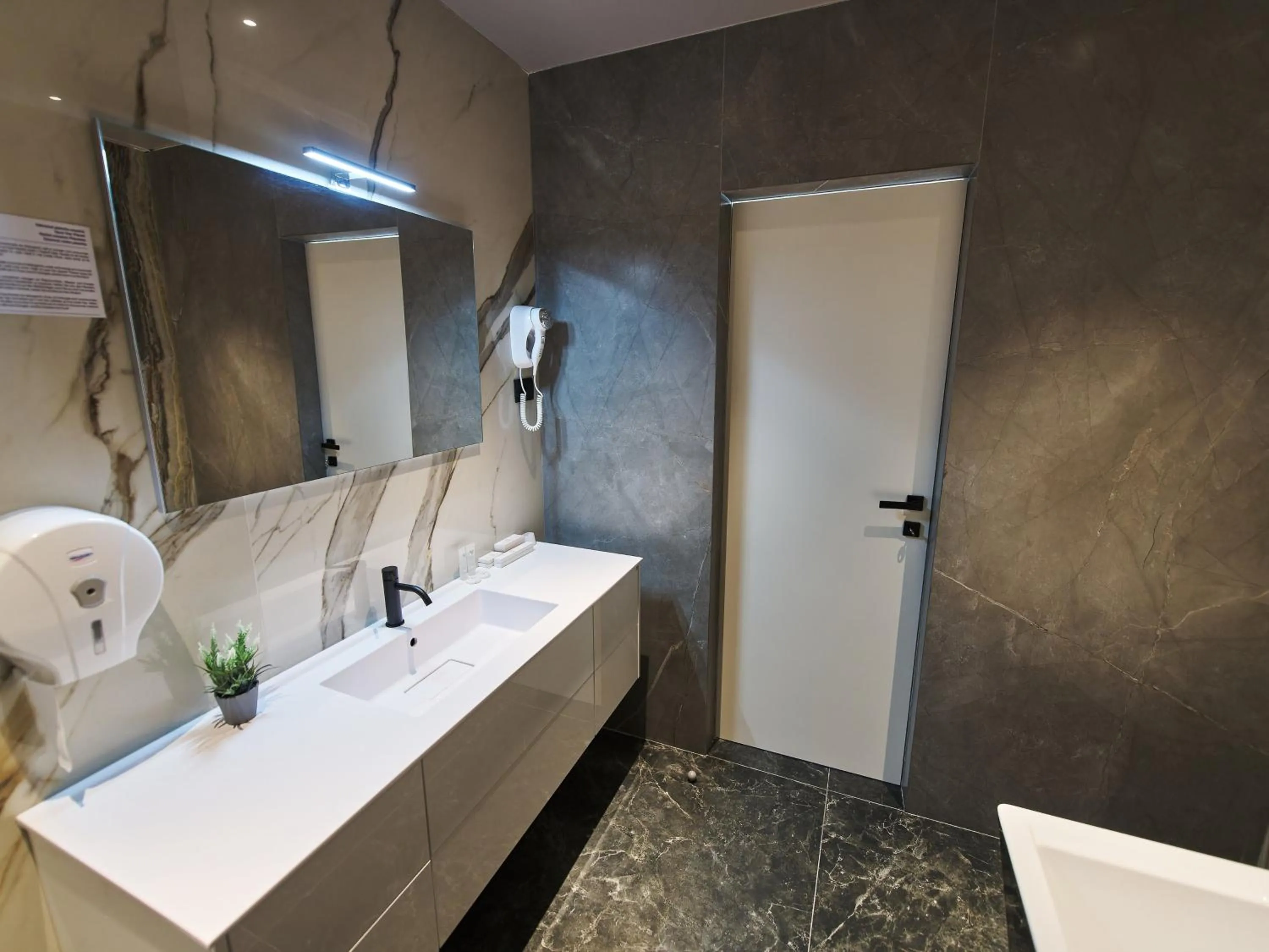 Bathroom in Hotel EMD