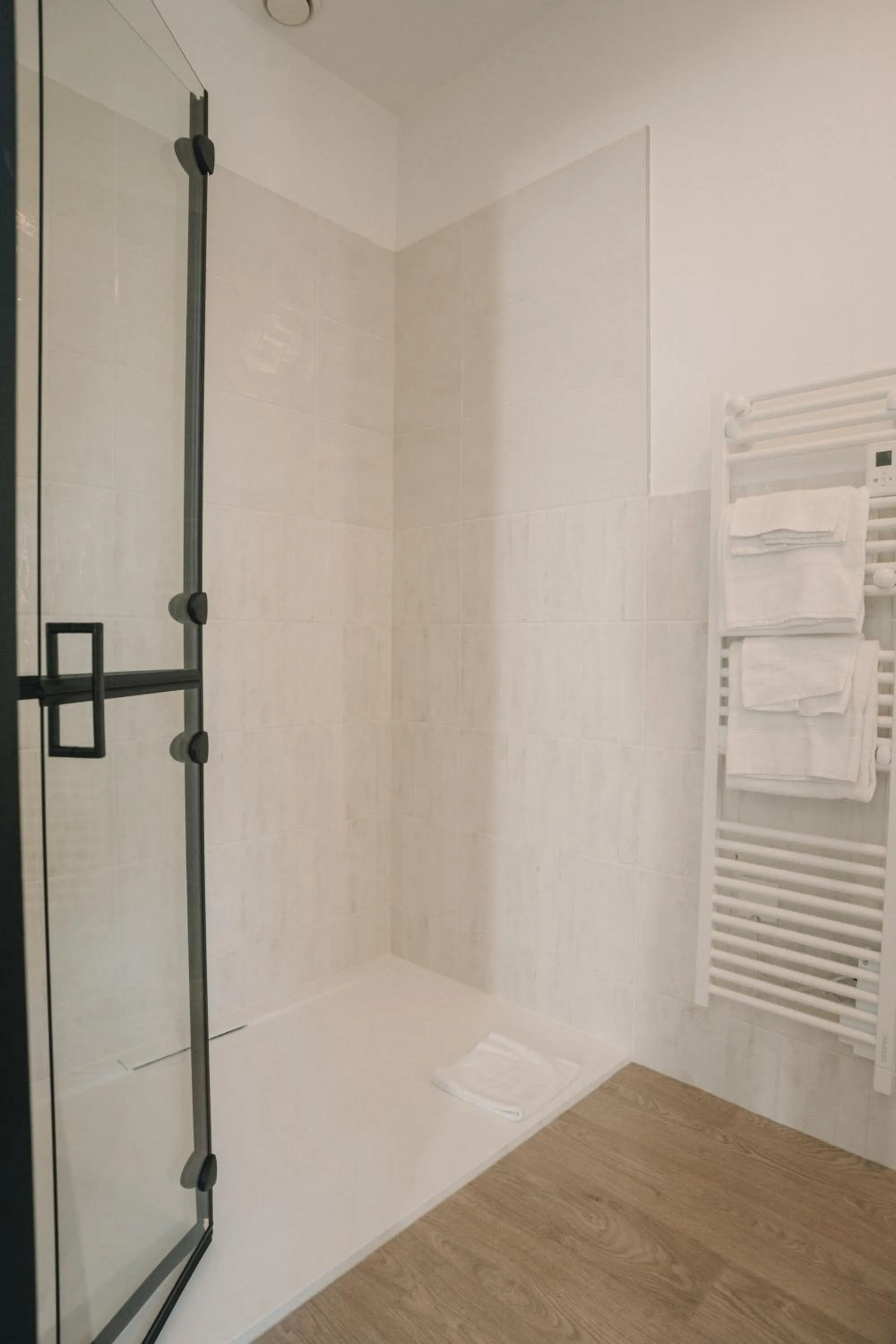Shower in L'Armoric Hôtel - RÉNOVÉ