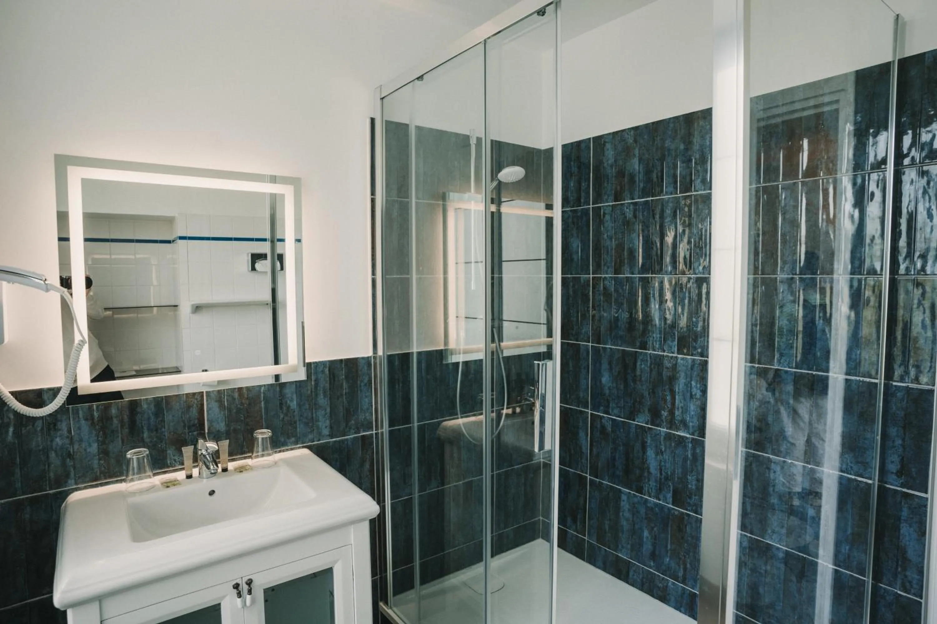 Shower in L'Armoric Hôtel - RÉNOVÉ