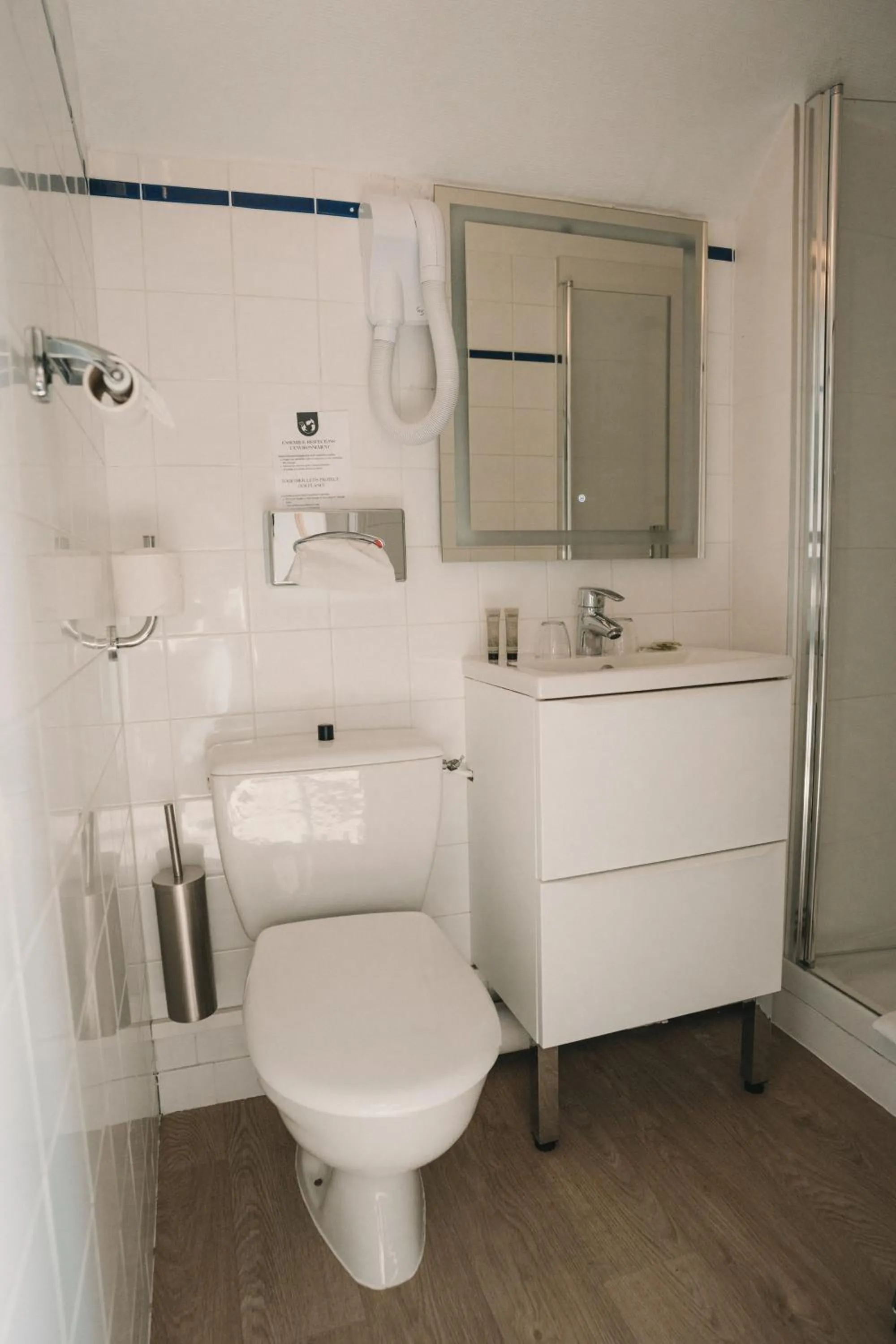 Shower in L'Armoric Hôtel - RÉNOVÉ