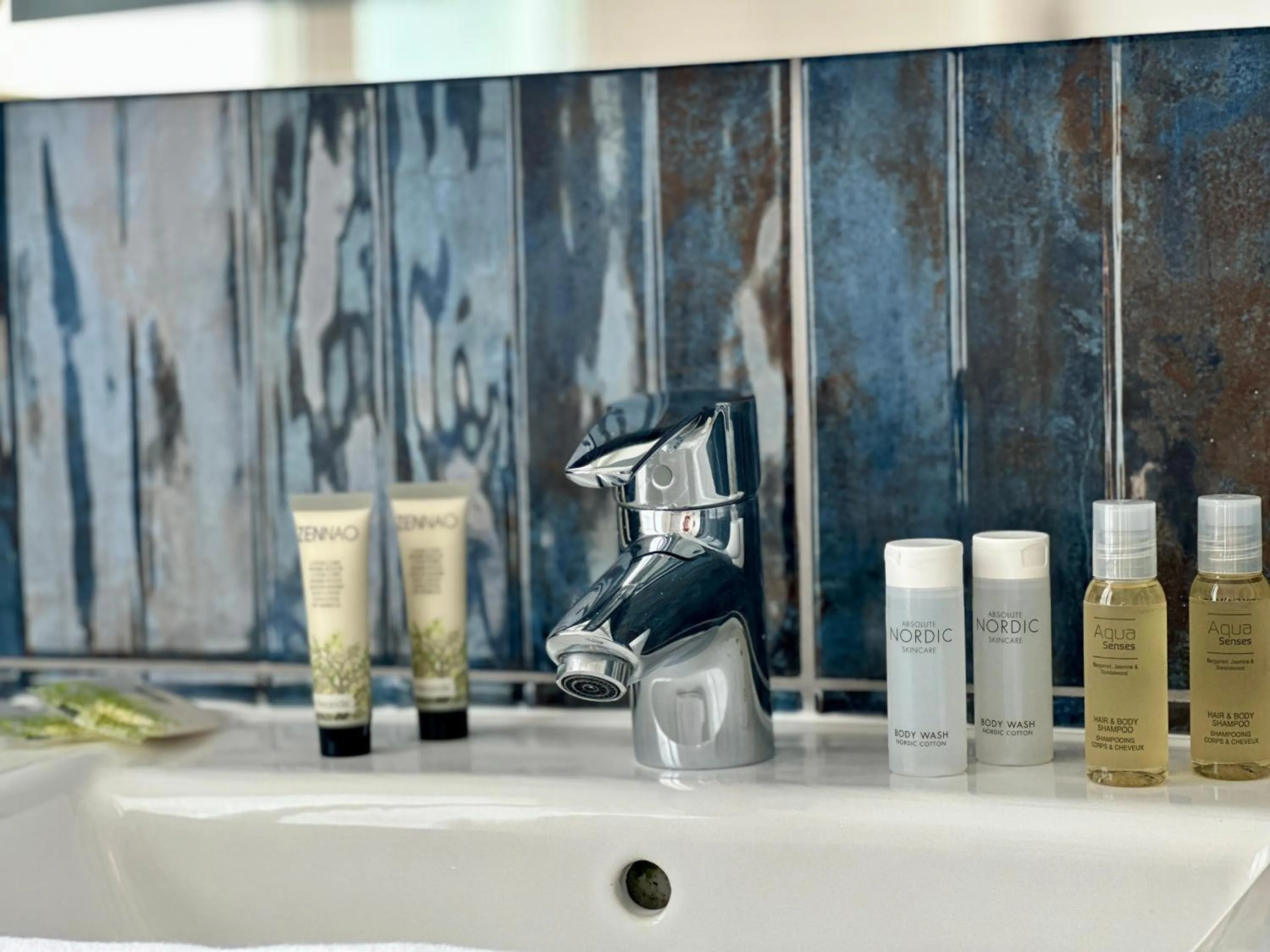 Bathroom in L'Armoric Hôtel - RÉNOVÉ