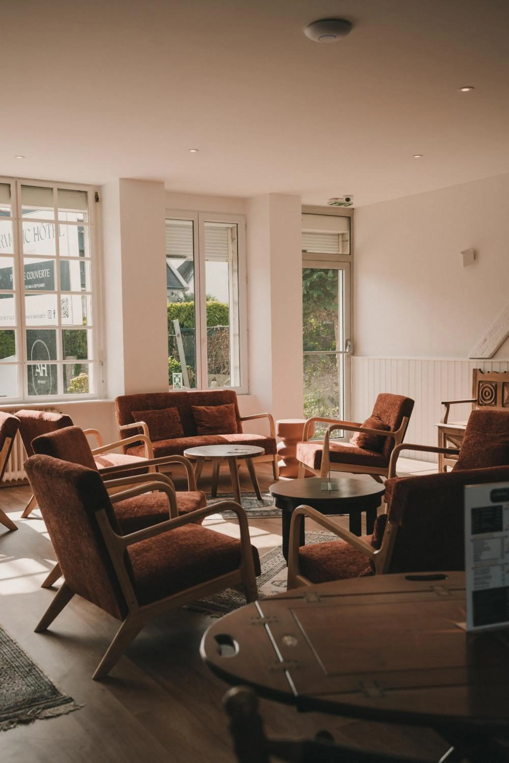 Seating area in L'Armoric Hôtel - RÉNOVÉ