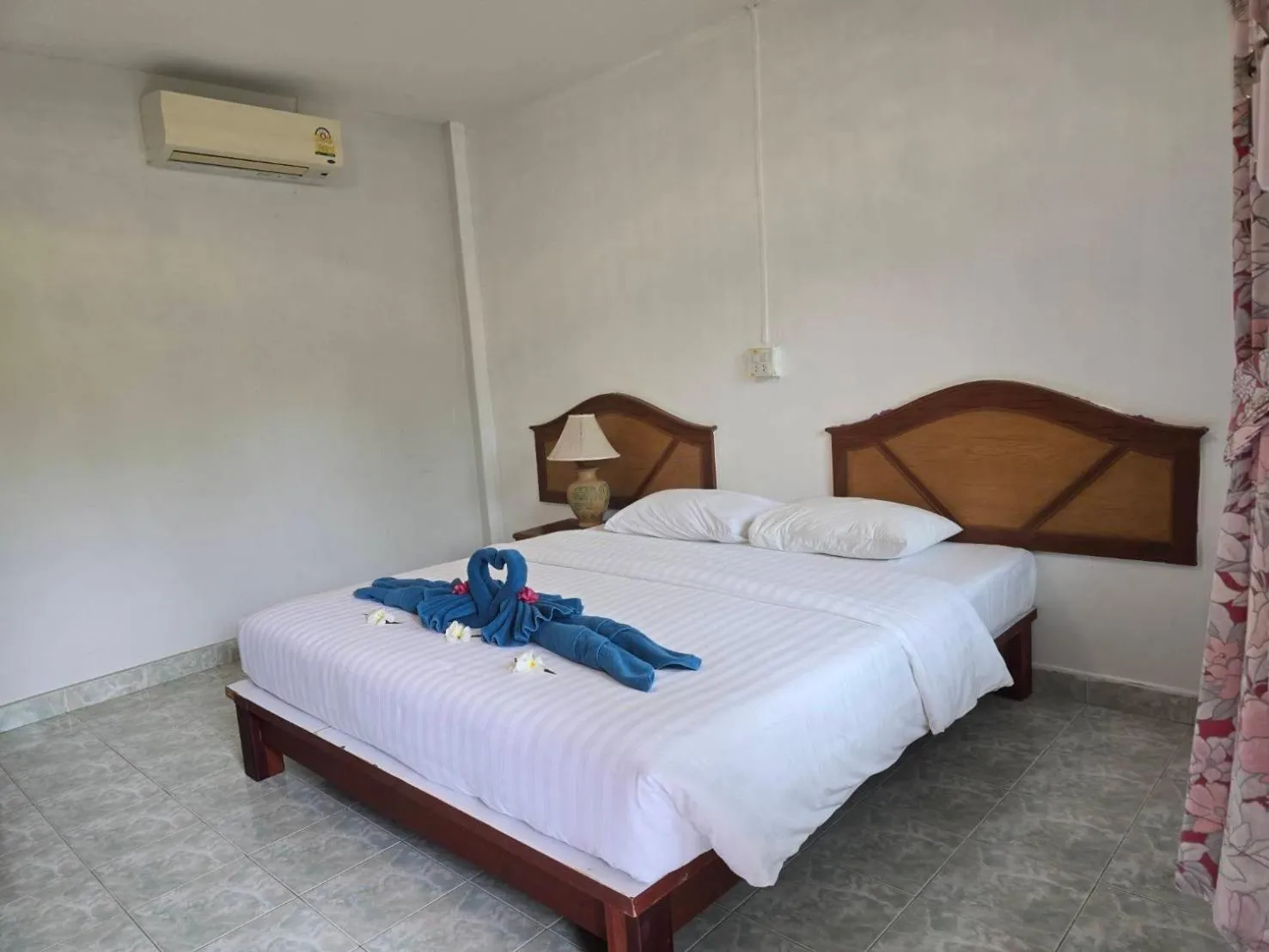 Bed in D.R. Lanta Bay Resort