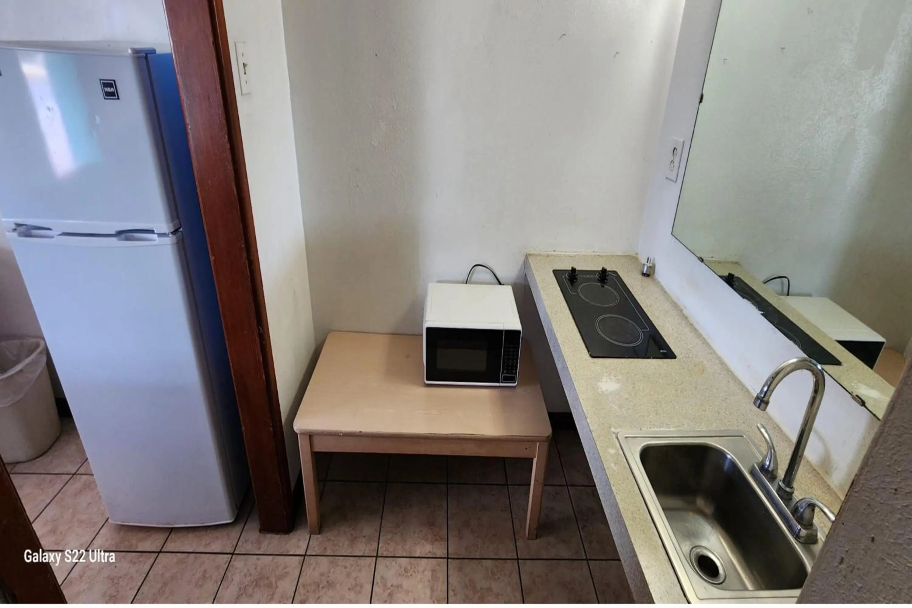 Kitchen or kitchenette in Gulfway Motel By OYO Near Airport I 37