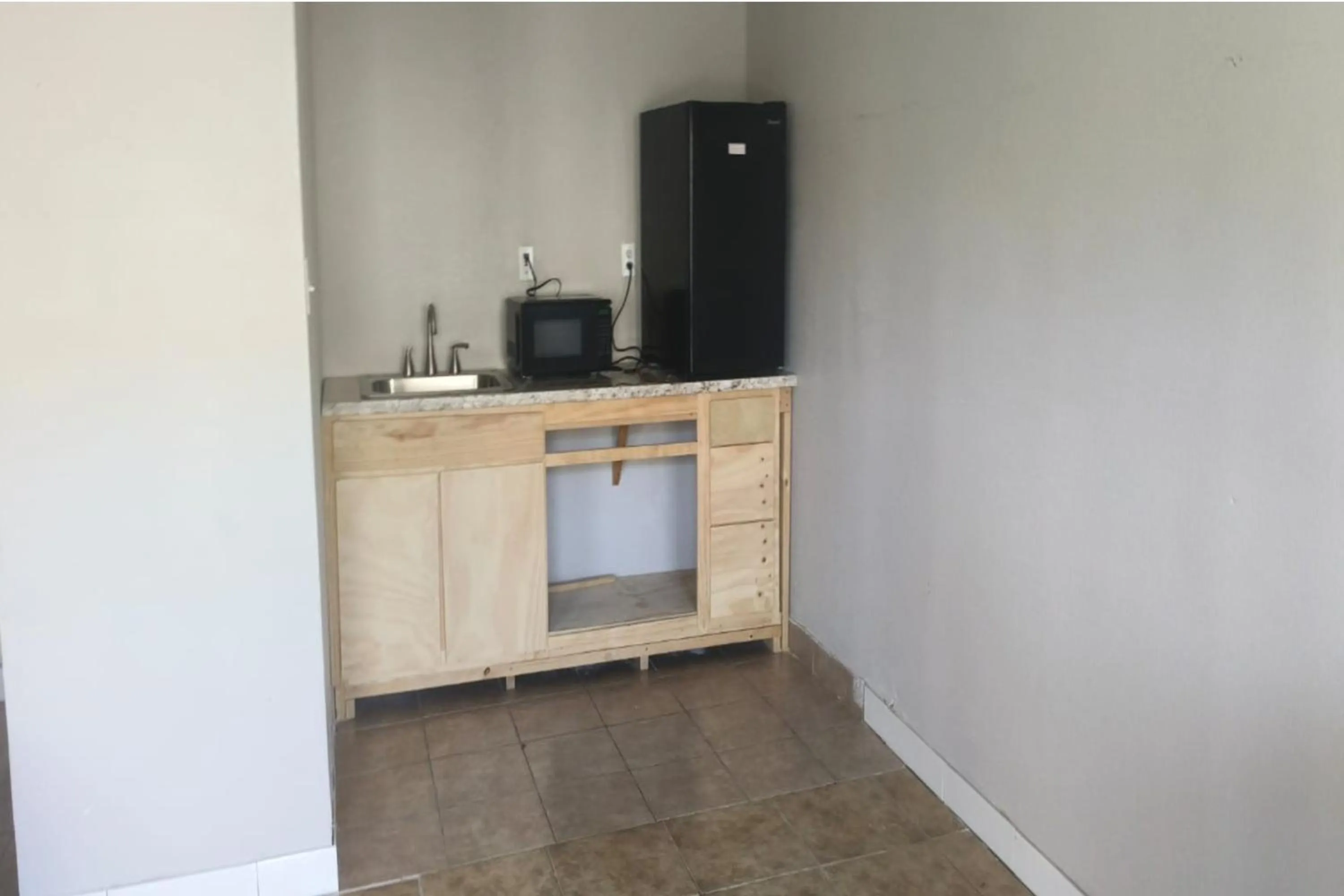 Kitchen or kitchenette in Gulfway Motel By OYO Near Airport I 37