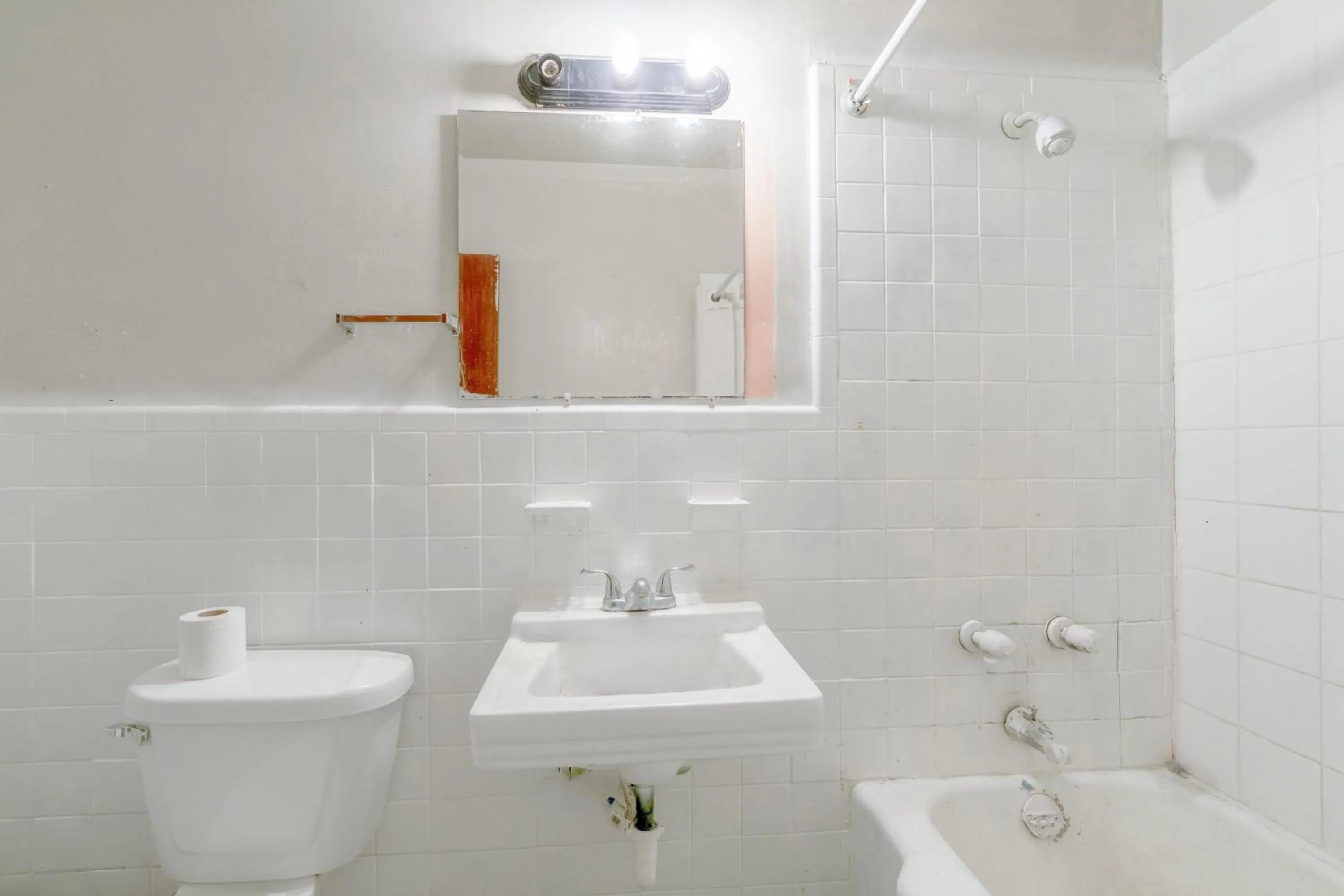 Bathroom in Gulfway Motel By OYO Near Airport I 37