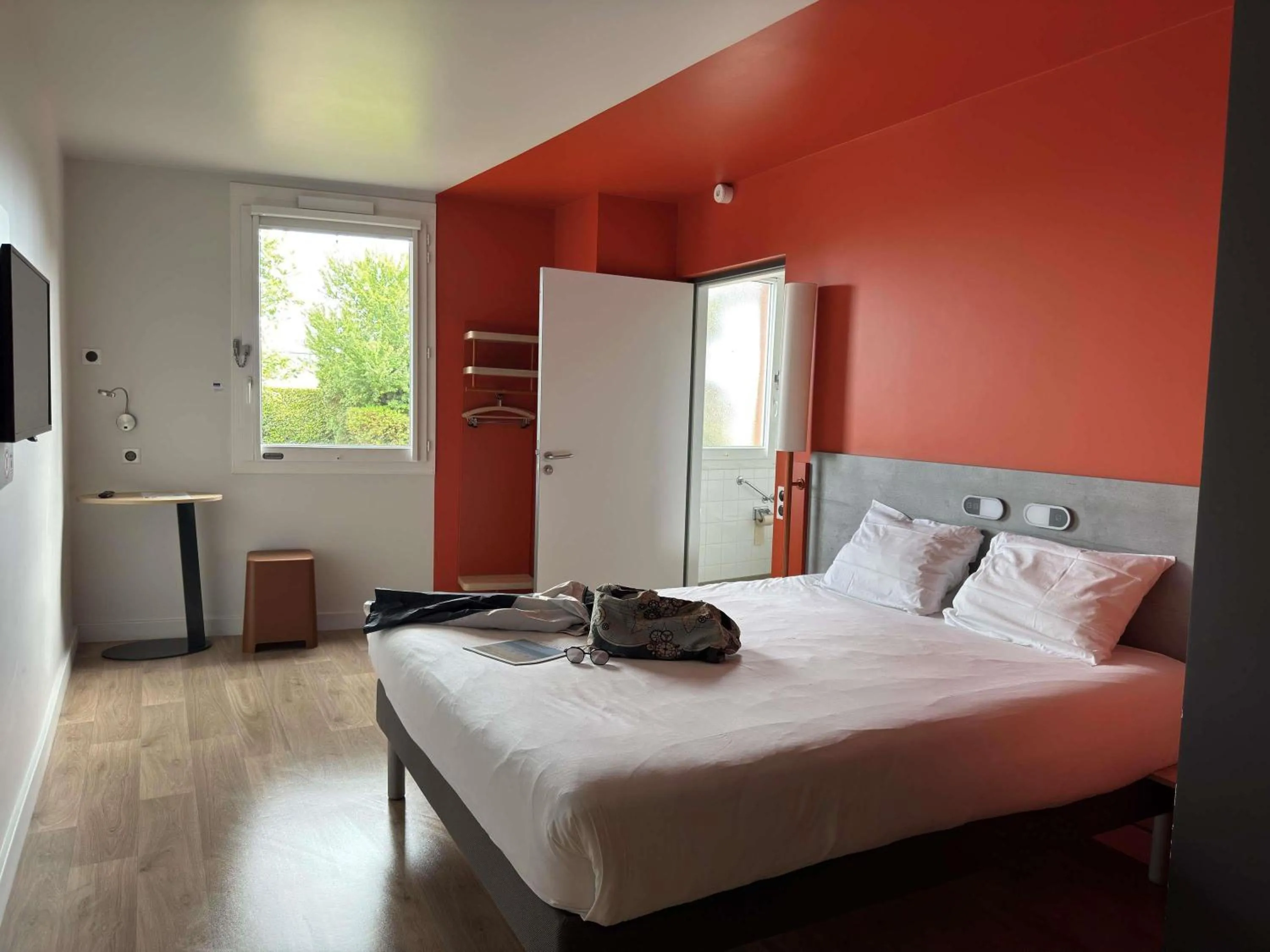 Bedroom, Bed in ibis budget Coutances