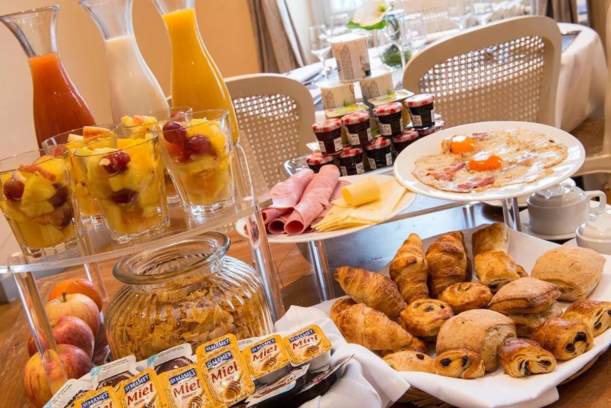 Buffet breakfast in Hôtel Château de l'Hermitage