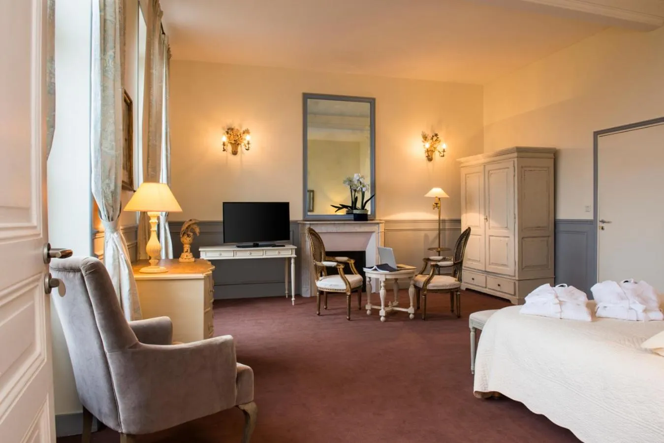 Bedroom, Bed in Hôtel Château de l'Hermitage