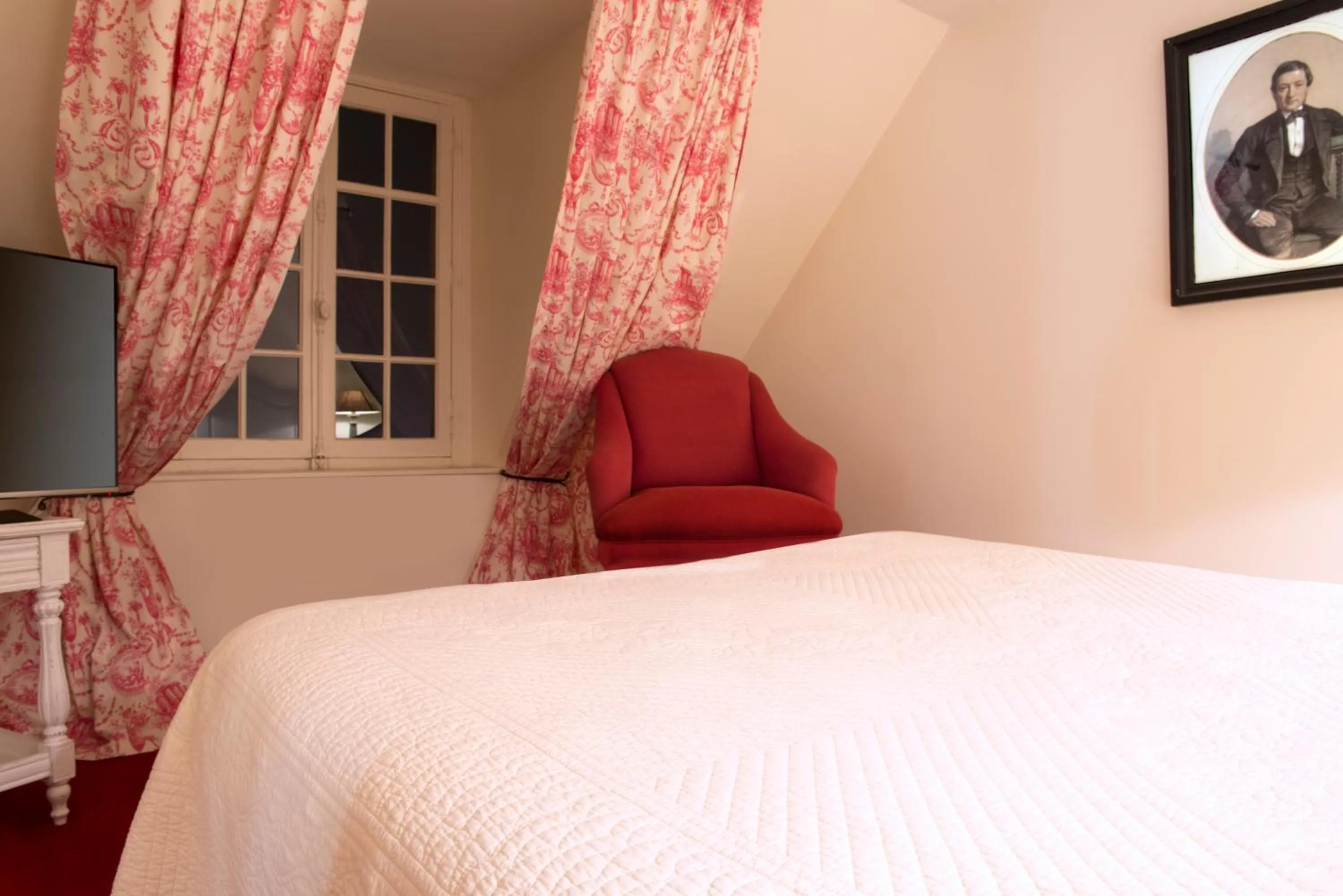 Bedroom, Bed in Hôtel Château de l'Hermitage