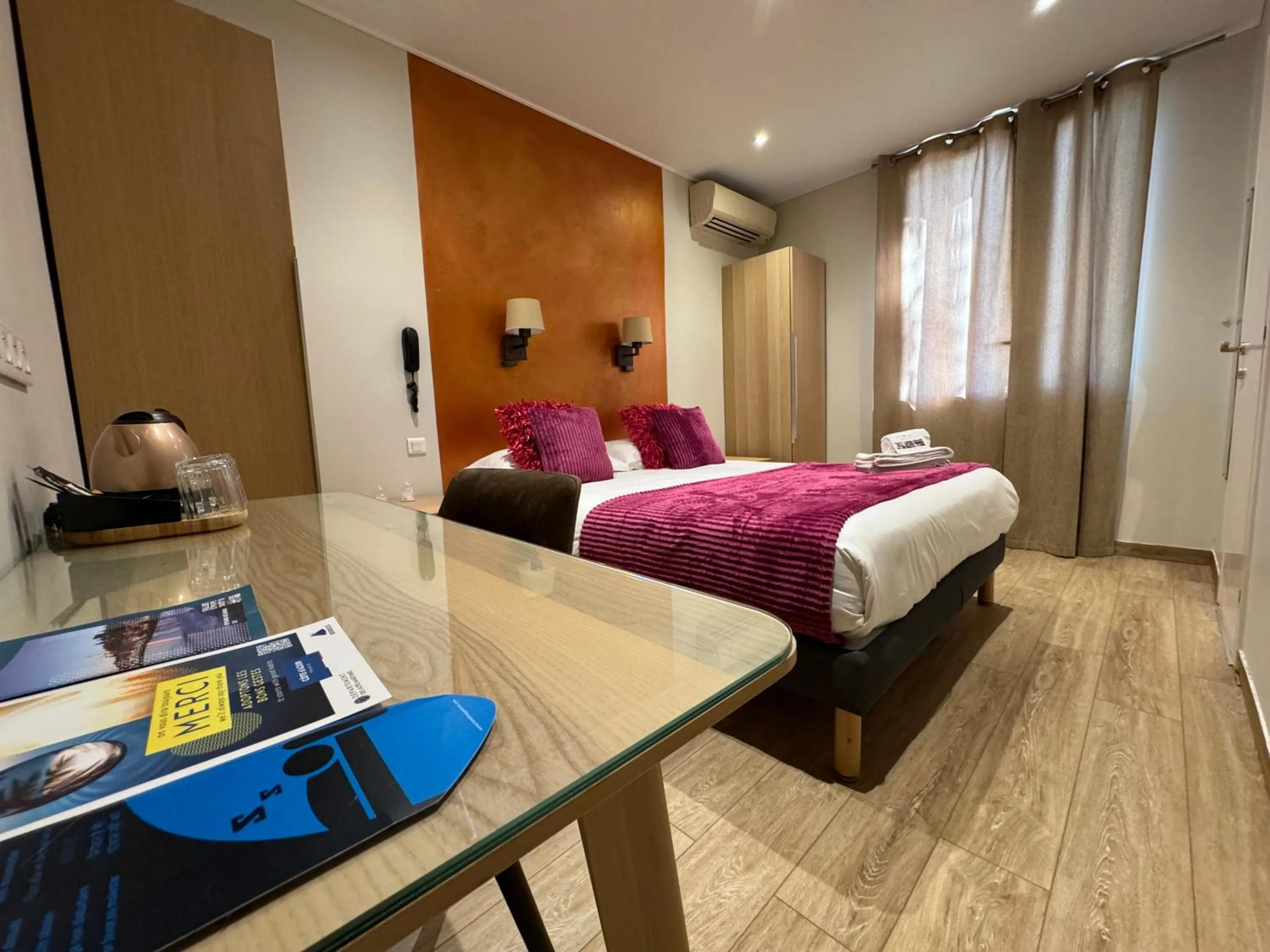 Property building, Bed in Hotel Pavillon Imperial