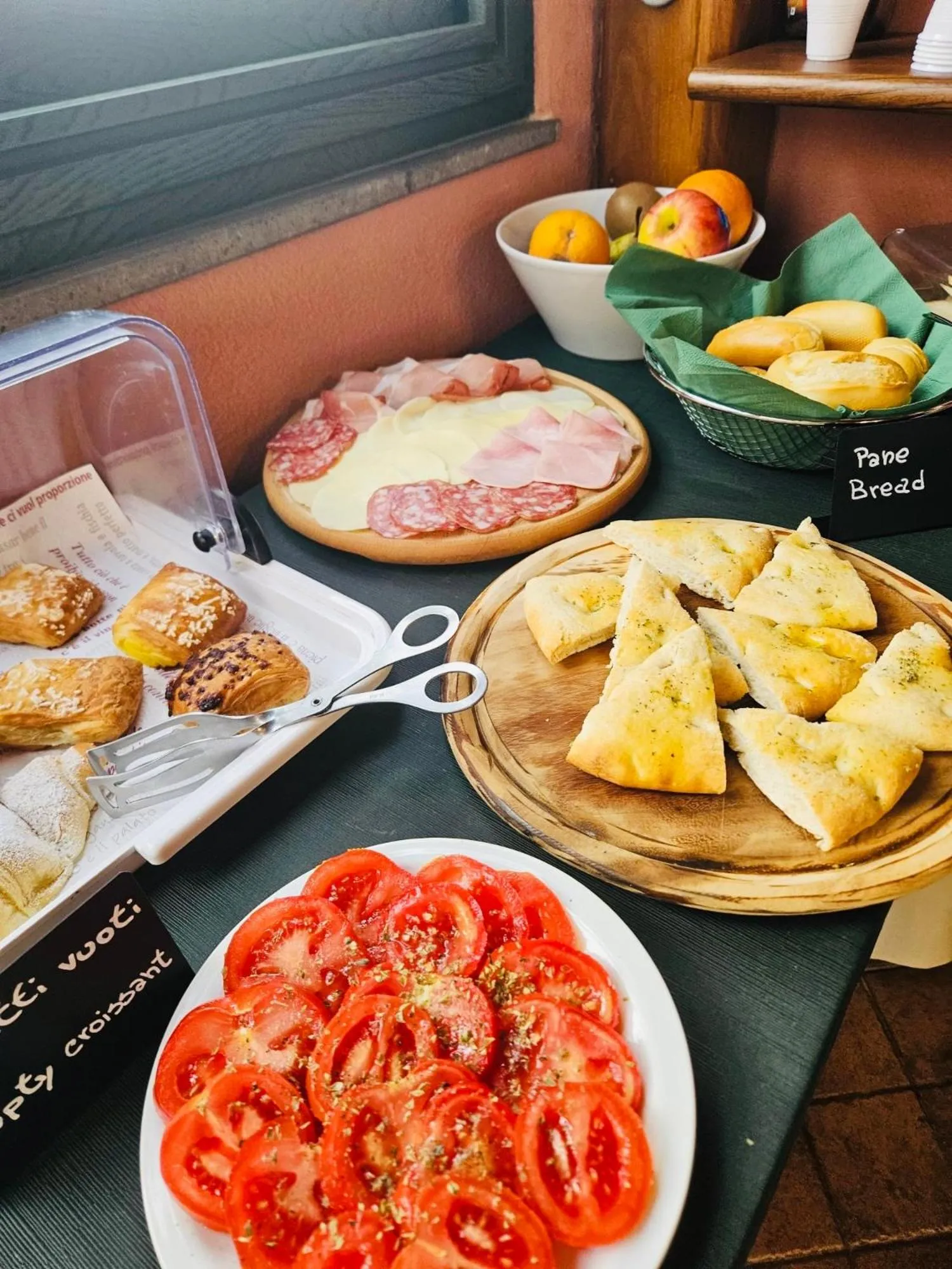 Buffet breakfast in ALHAMBRA - Guest House di Charme