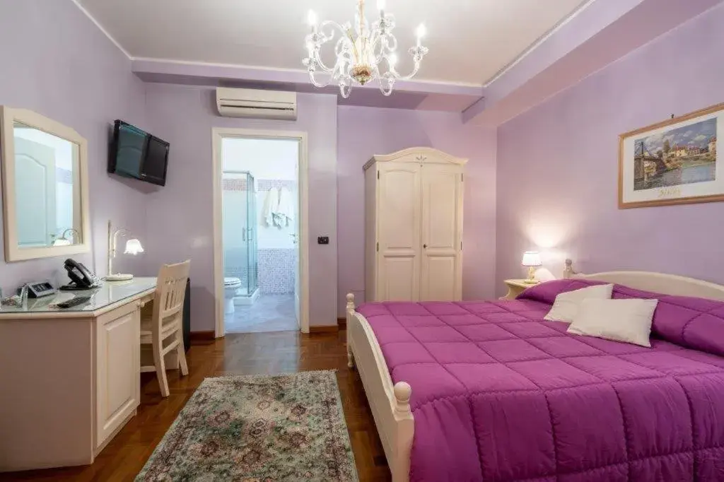 Classic Double Room in ALHAMBRA - Guest House-B&B di Charme Classic Double Room in ALHAMBRA - Guest House-B&B di Charme