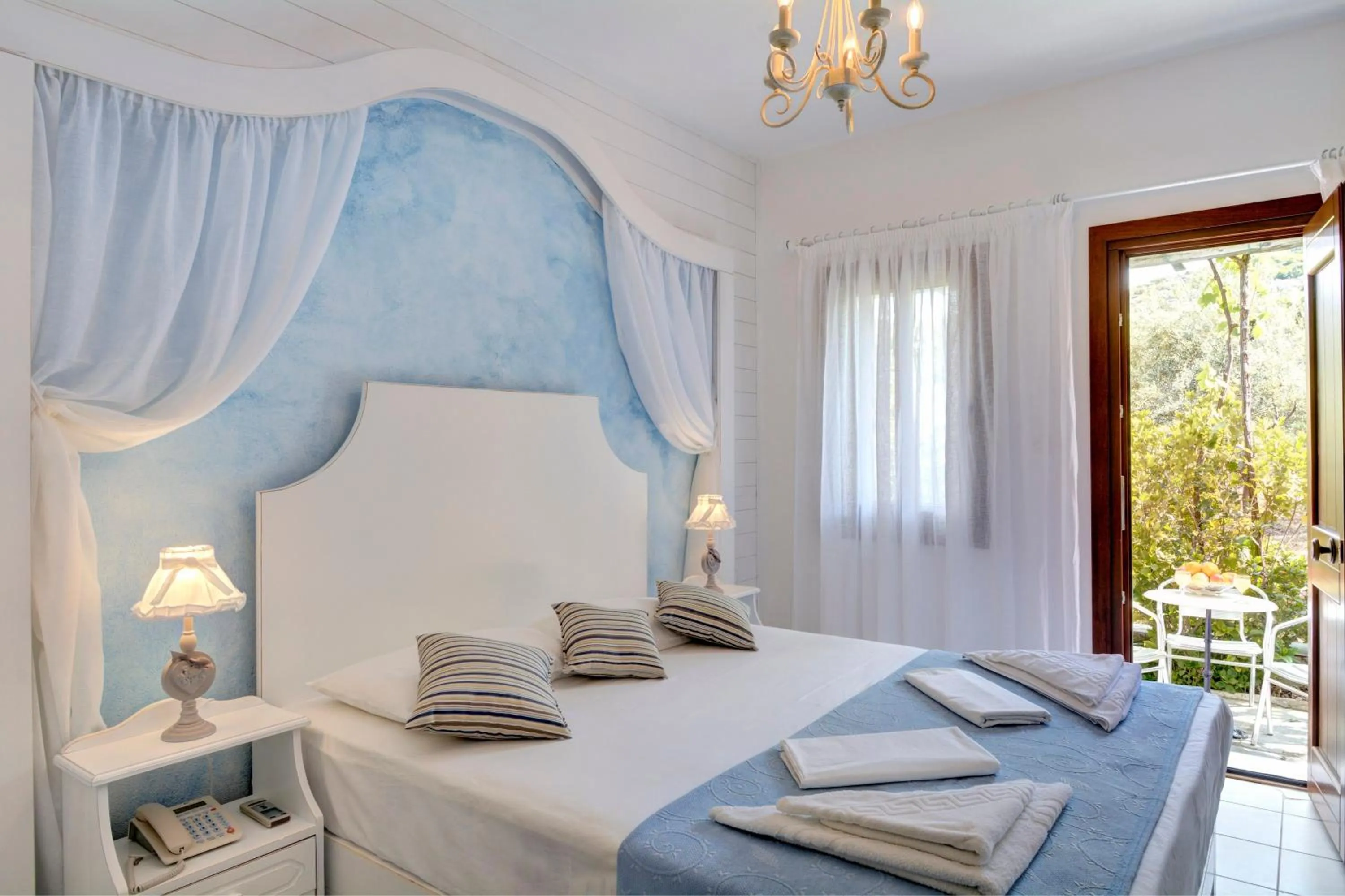 Decorative detail, Bed in Hotel Agnadi - Horefto