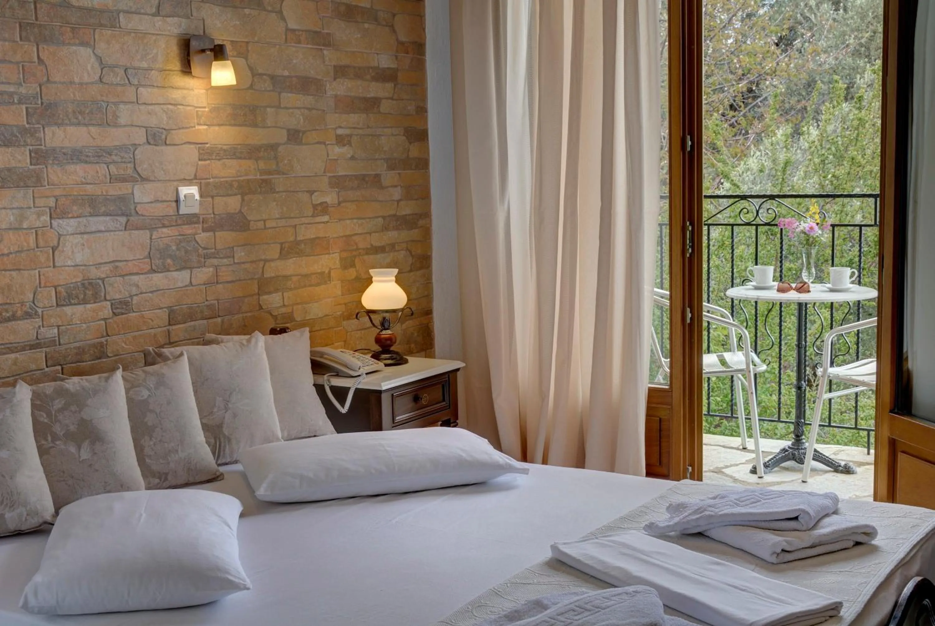 Decorative detail, Bed in Hotel Agnadi - Horefto