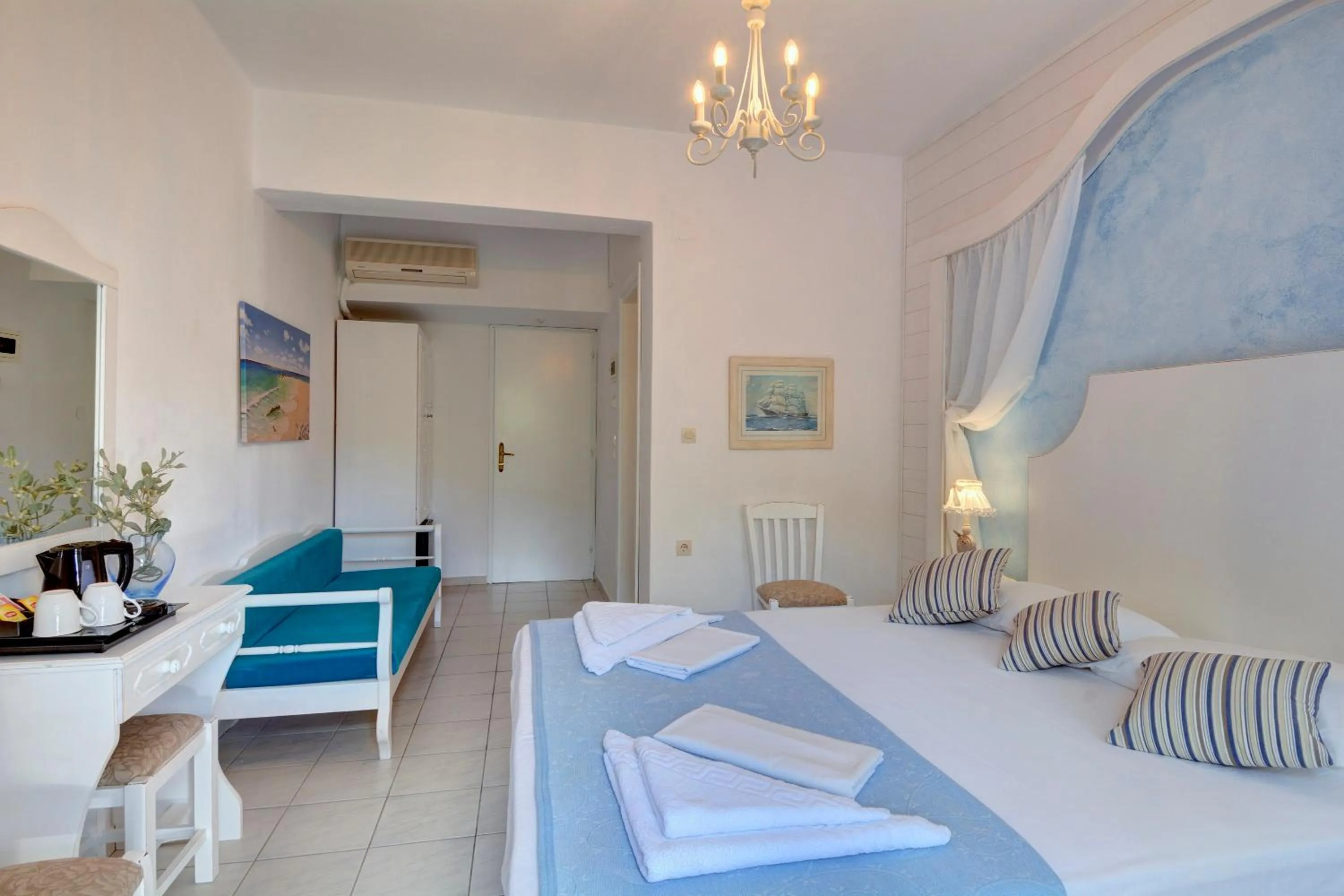 Decorative detail, Bed in Hotel Agnadi - Horefto