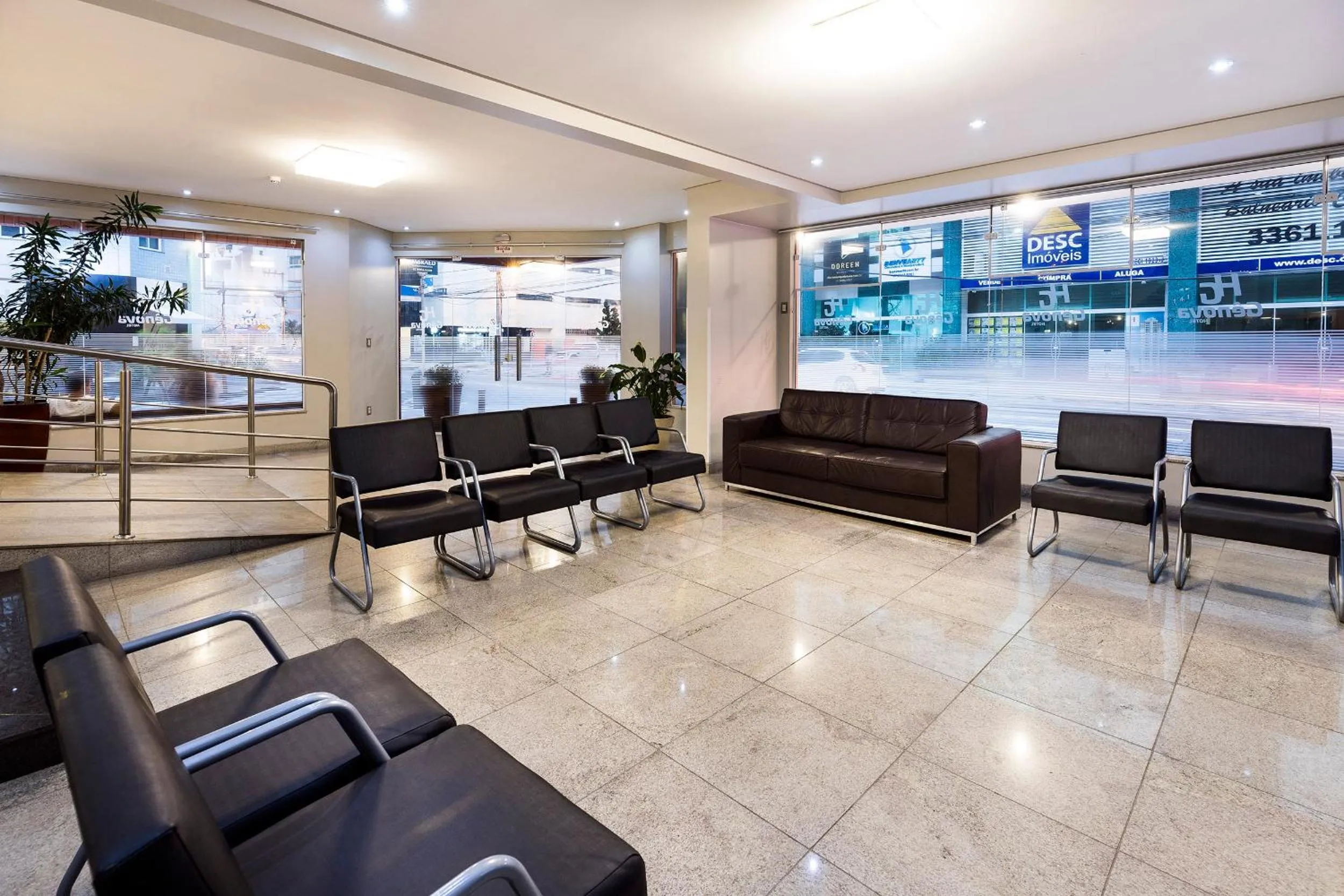 Communal lounge/ TV room in Hotel Gênova BC