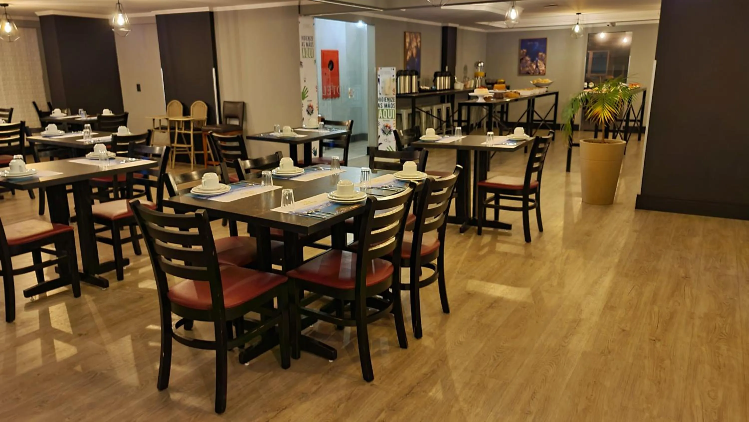 Restaurant/places to eat in Hotel Gênova BC