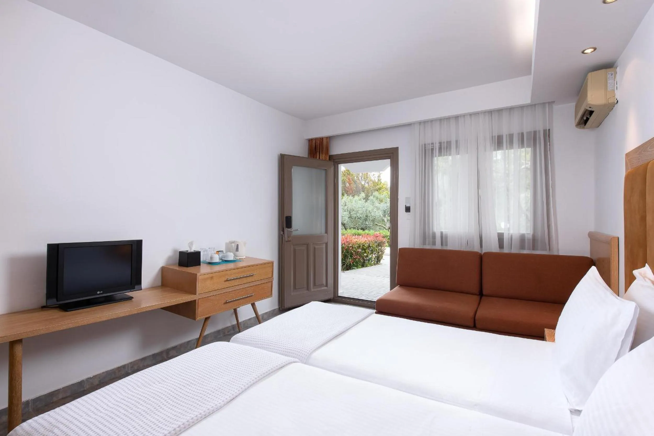 Photo of the whole room, Bed in Alexandros Palace