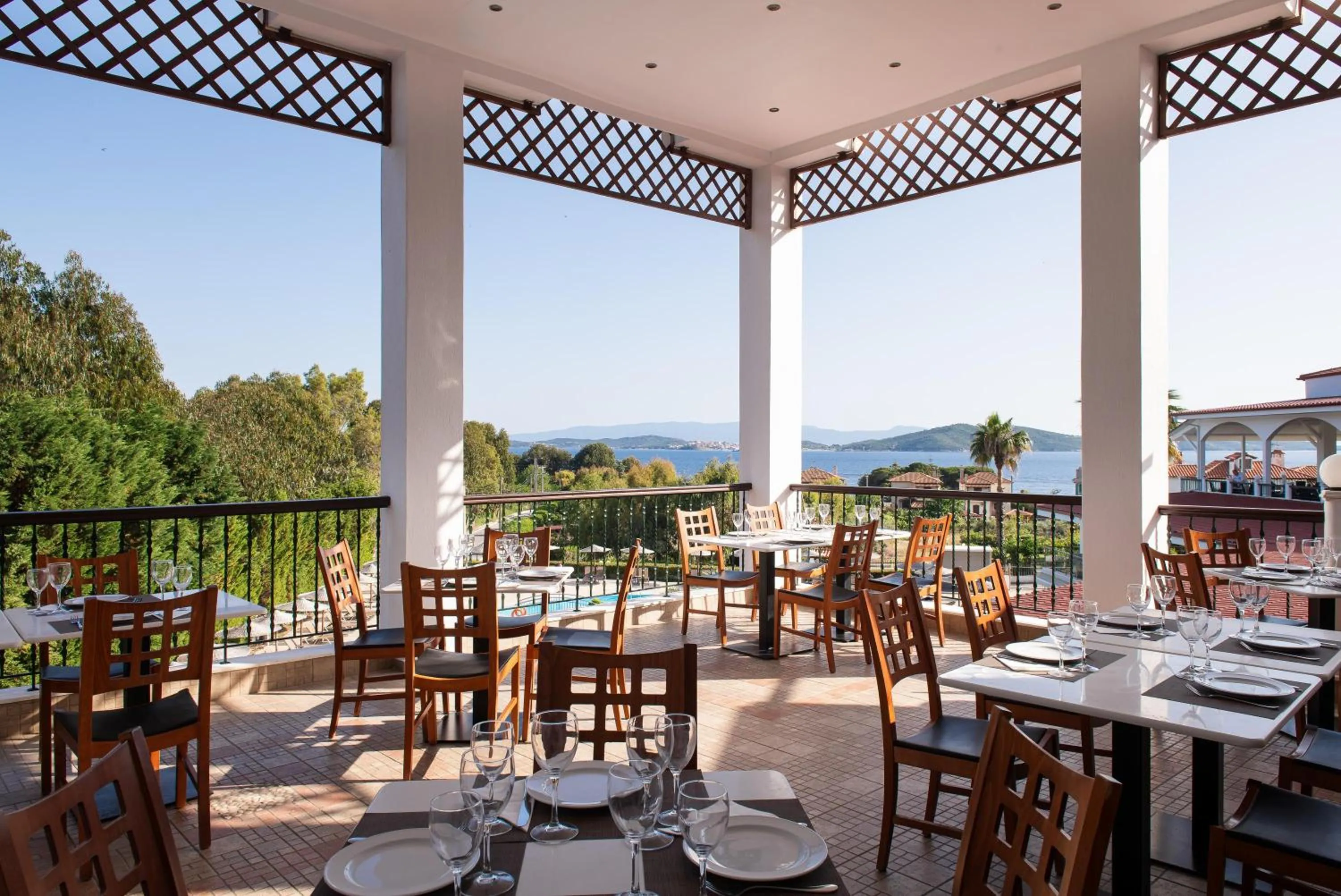 Restaurant/places to eat in Alexandros Palace