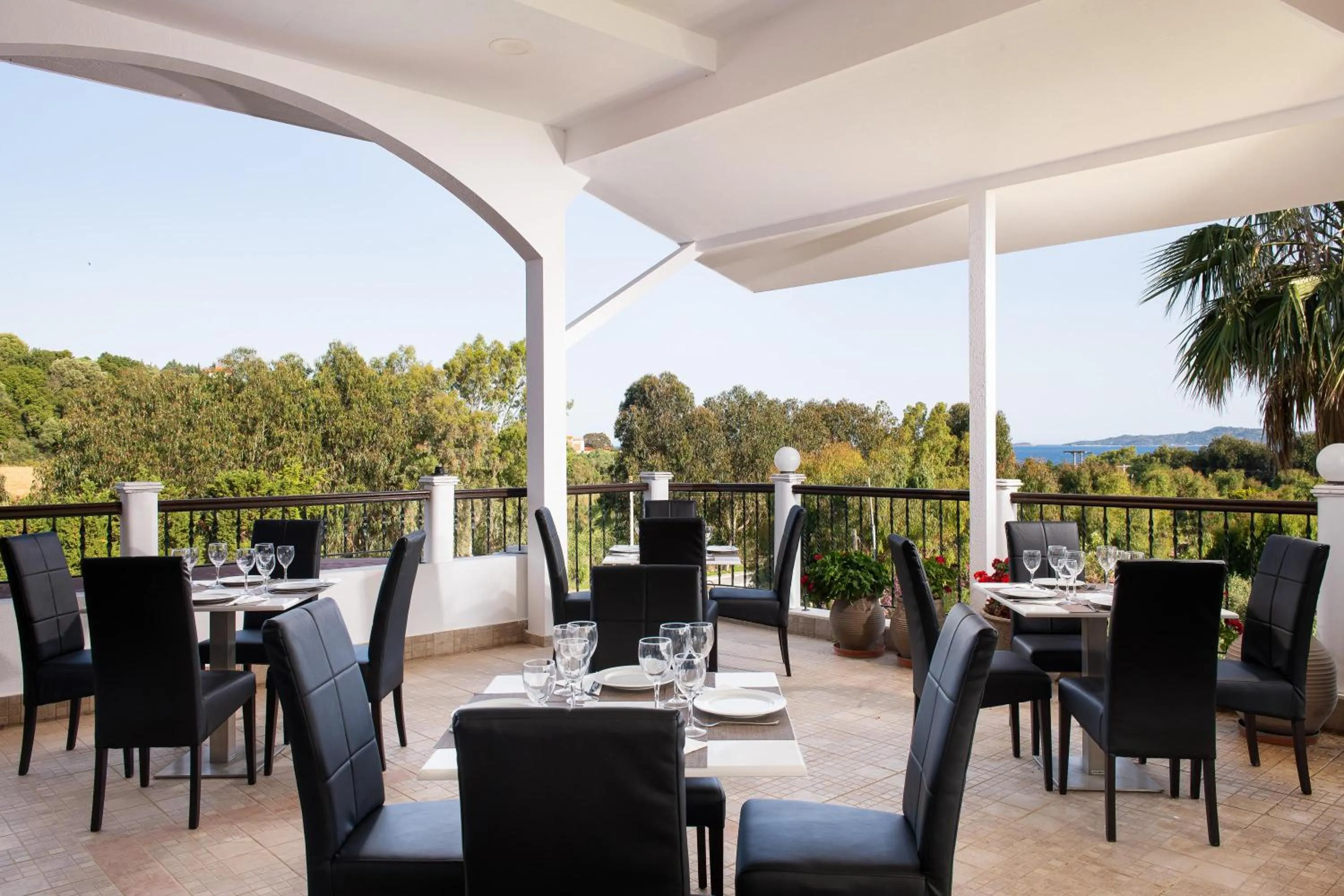 Restaurant/places to eat in Alexandros Palace