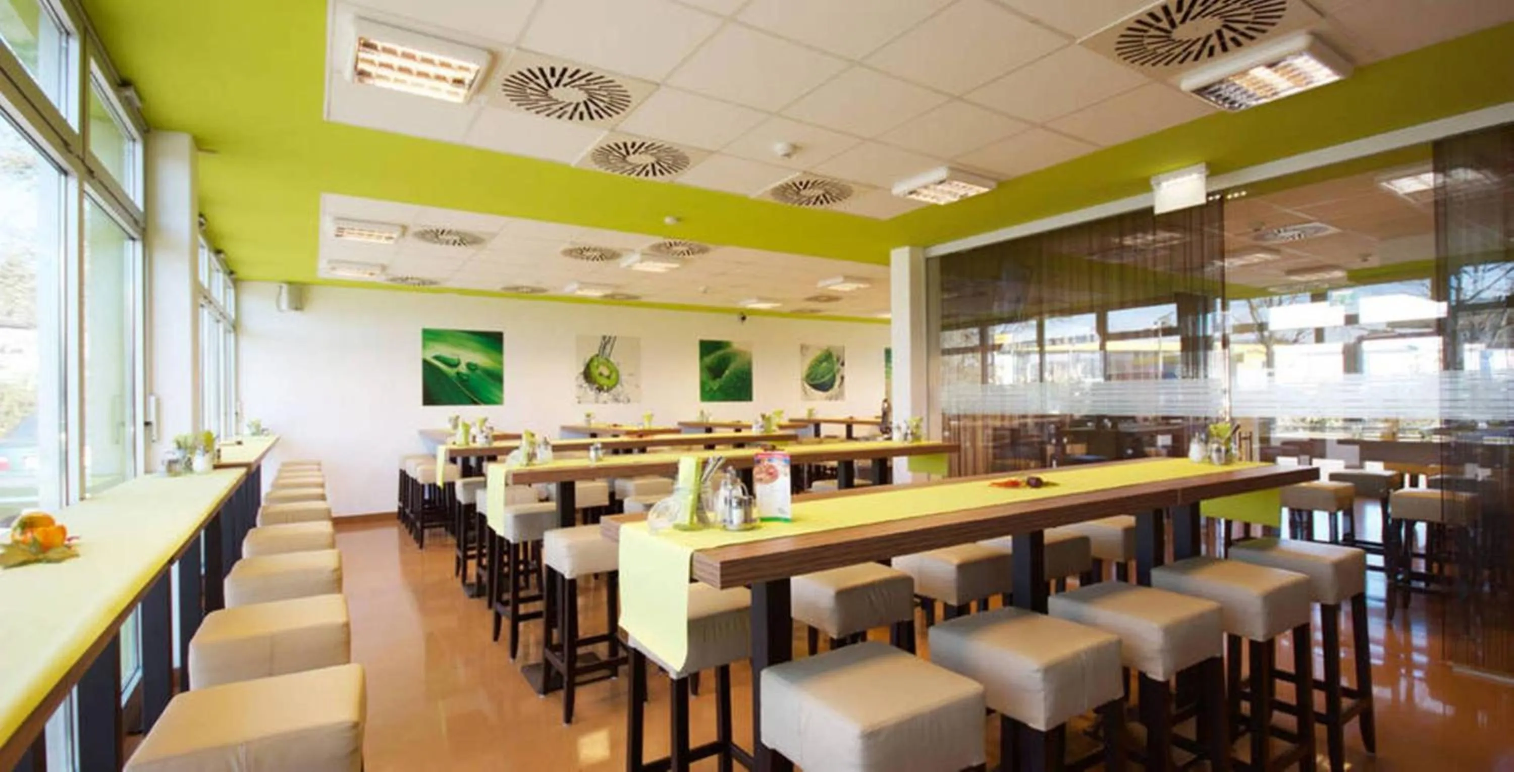 Restaurant/places to eat in Hotel Greenrooms