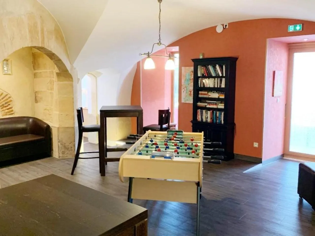 Communal lounge/ TV room in Grand Hôtel de Bourbon-Lancy - Spa et Restaurant - Logis