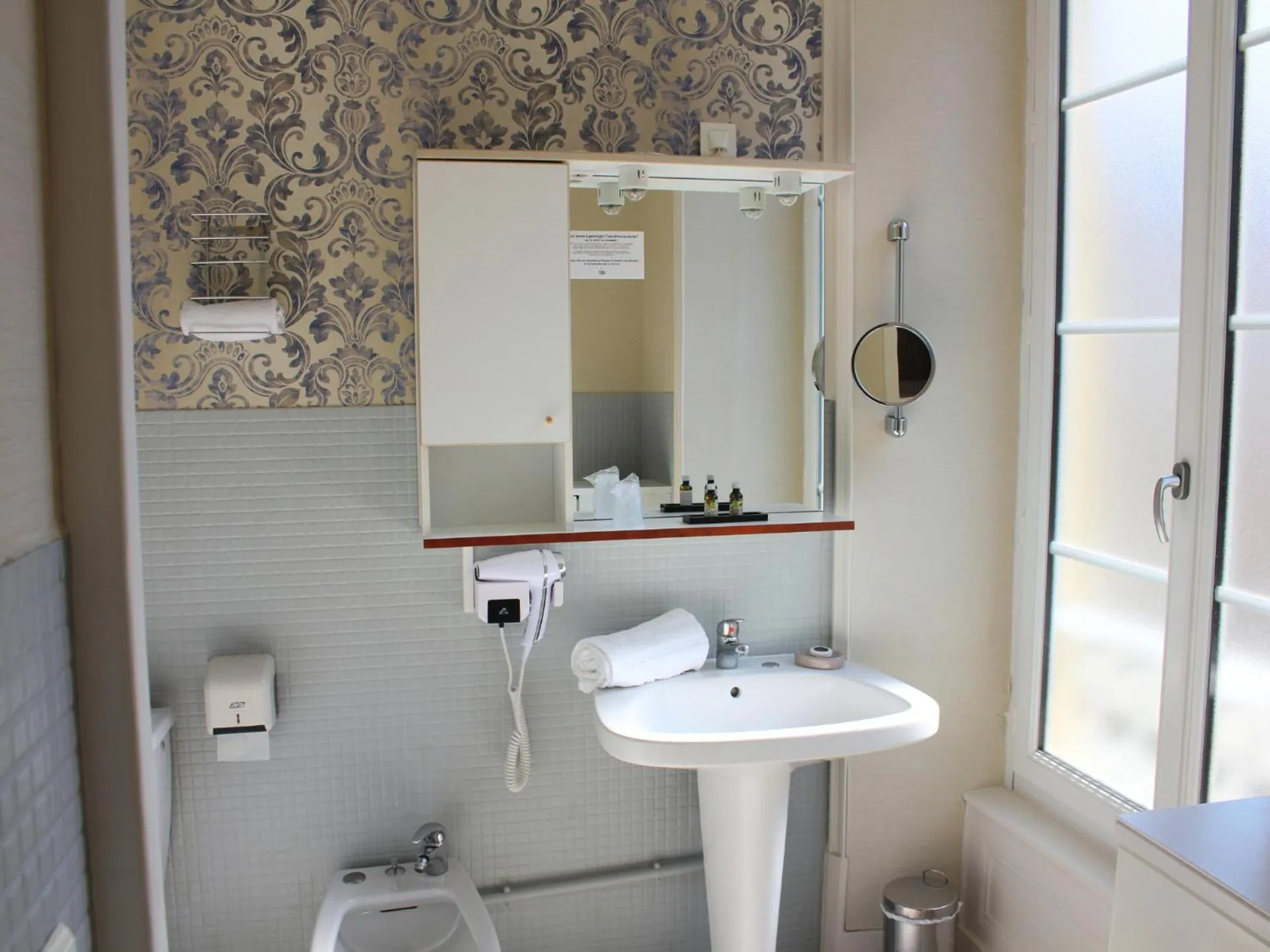 Bathroom in Grand Hôtel de Bourbon-Lancy - Spa et Restaurant - Logis