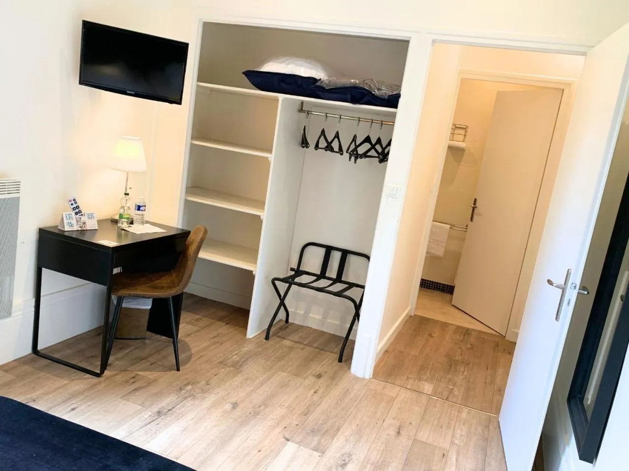 Photo of the whole room in Grand Hôtel de Bourbon-Lancy - Spa et Restaurant - Logis