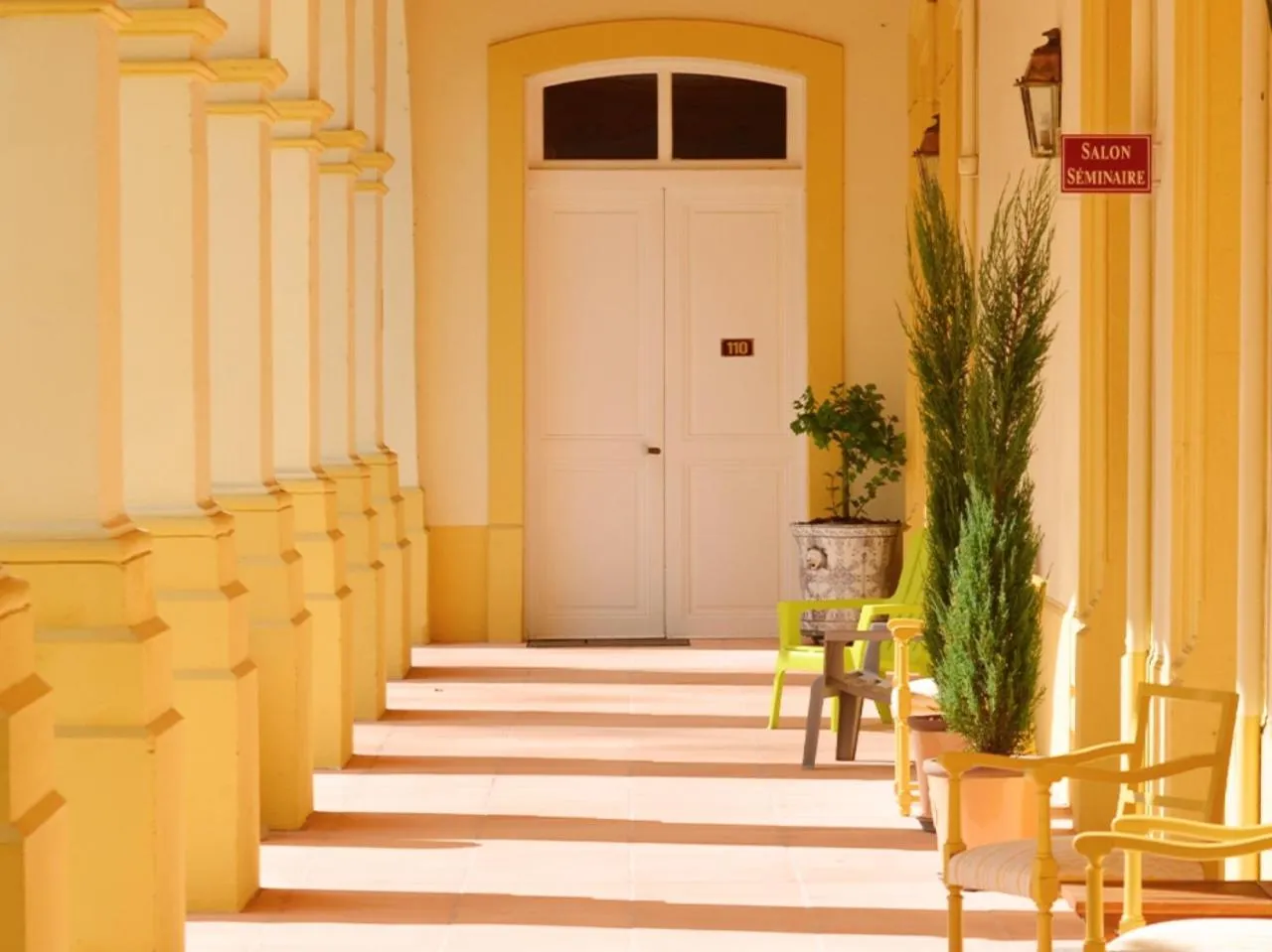 Property building in Grand Hôtel de Bourbon-Lancy - Spa et Restaurant - Logis