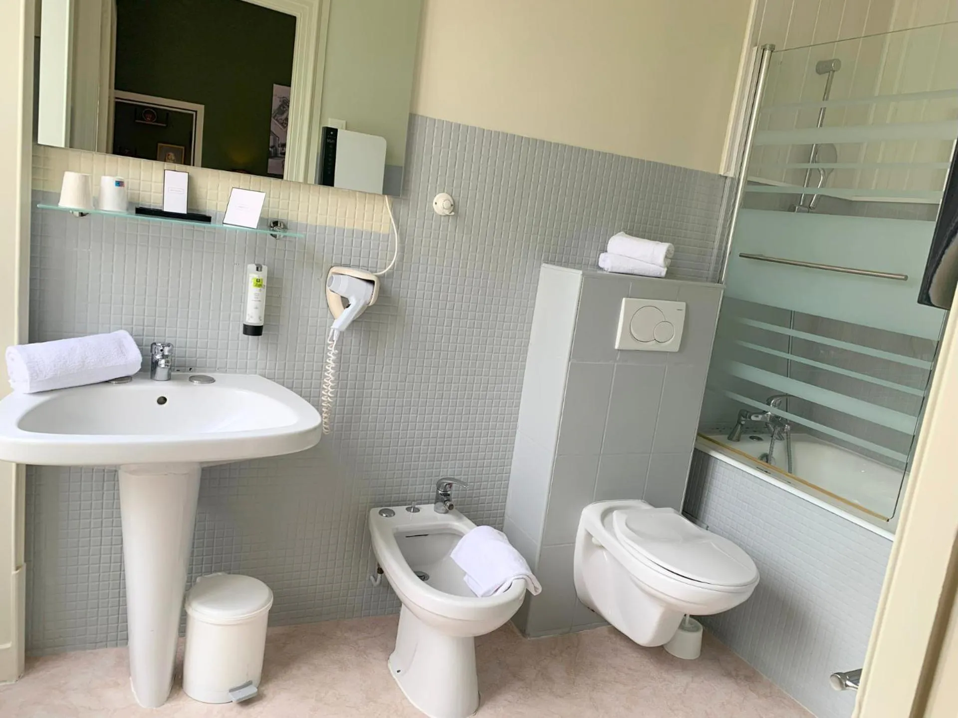 Bathroom in Grand Hôtel de Bourbon-Lancy - Spa et Restaurant - Logis