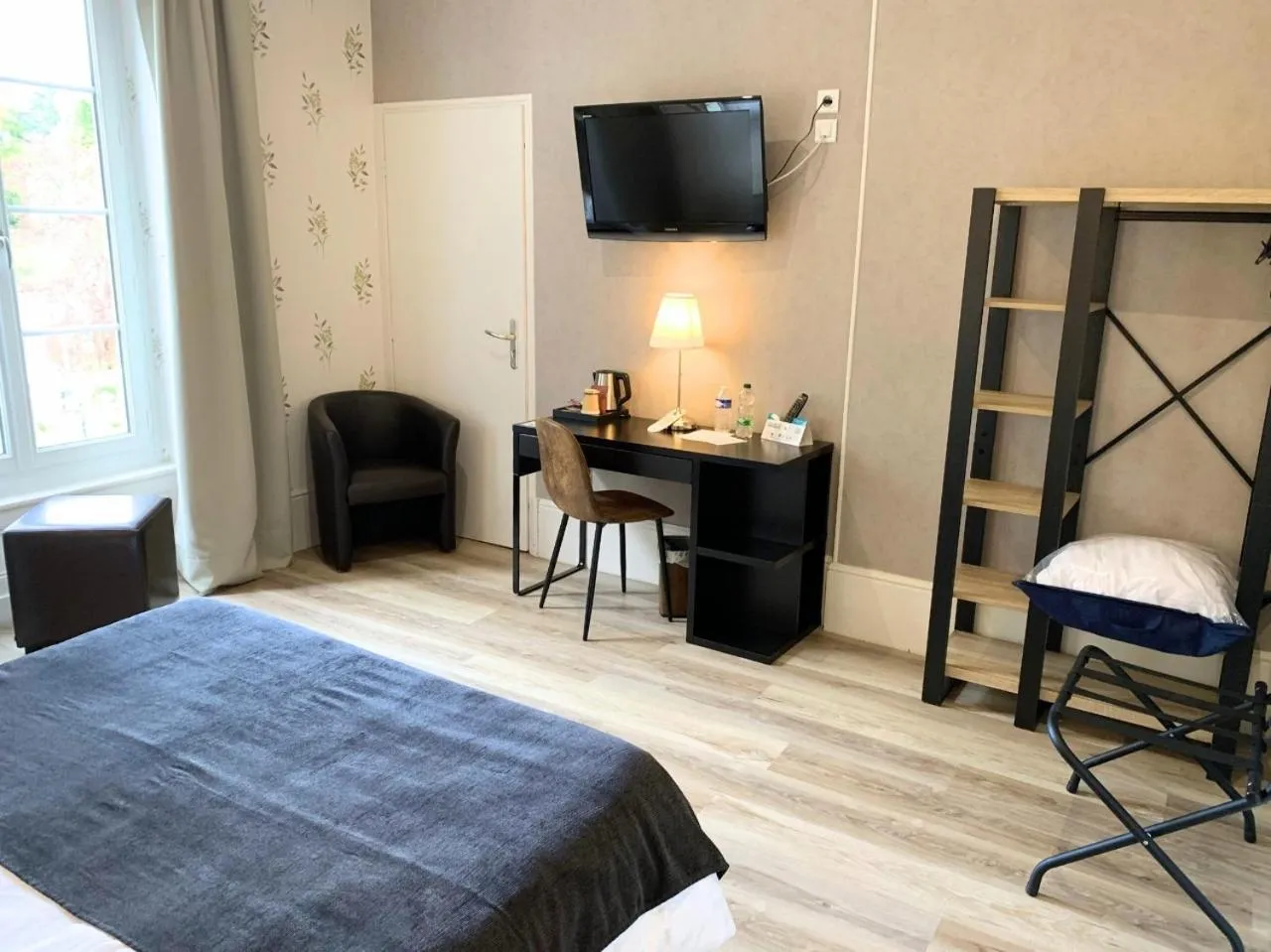 Photo of the whole room in Grand Hôtel de Bourbon-Lancy - Spa et Restaurant - Logis