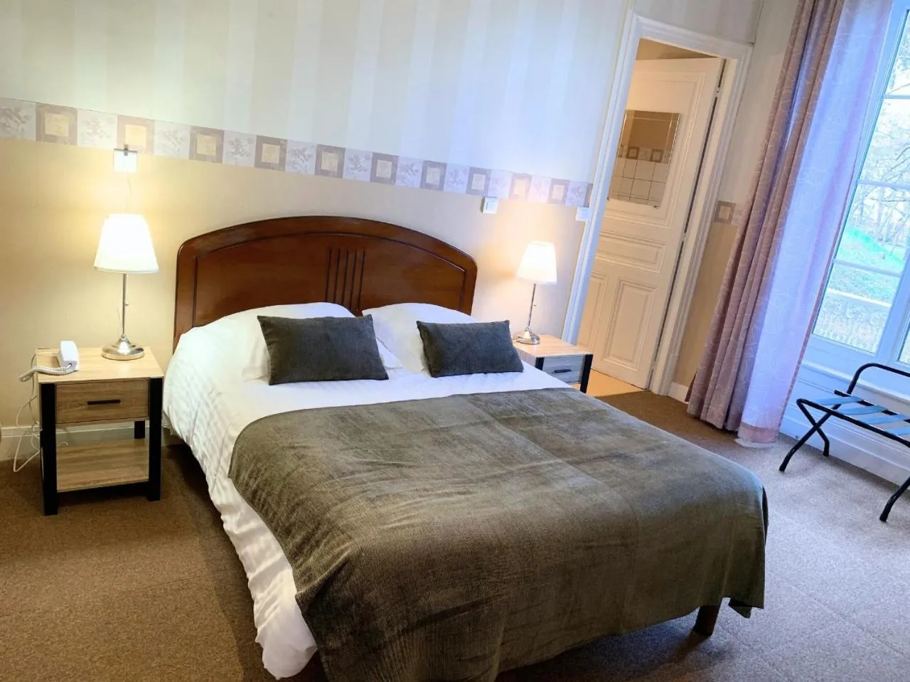 Photo of the whole room in Grand Hôtel de Bourbon-Lancy - Spa et Restaurant - Logis