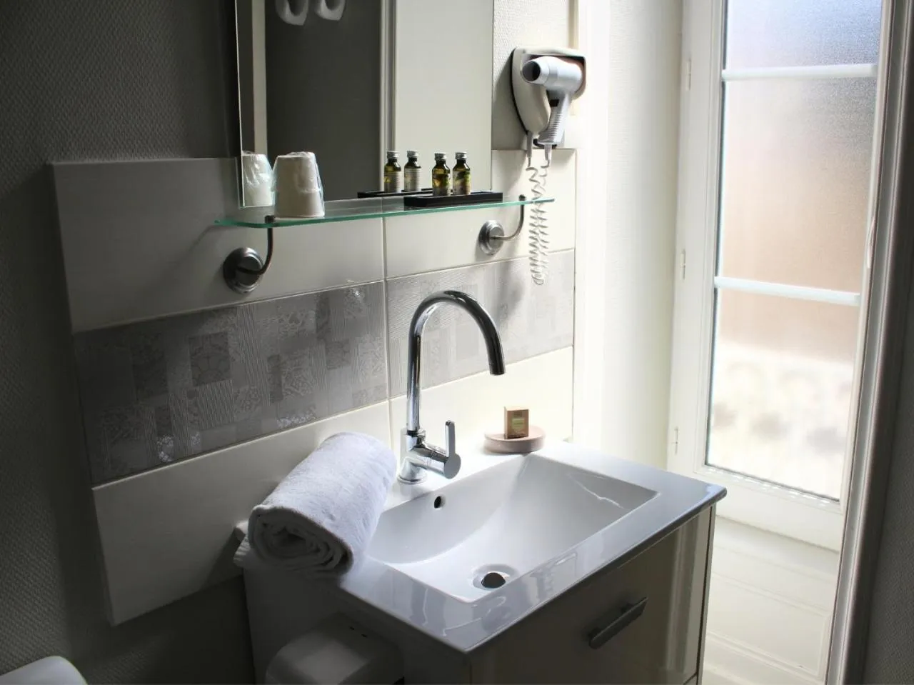 Bathroom in Grand Hôtel de Bourbon-Lancy - Spa et Restaurant - Logis