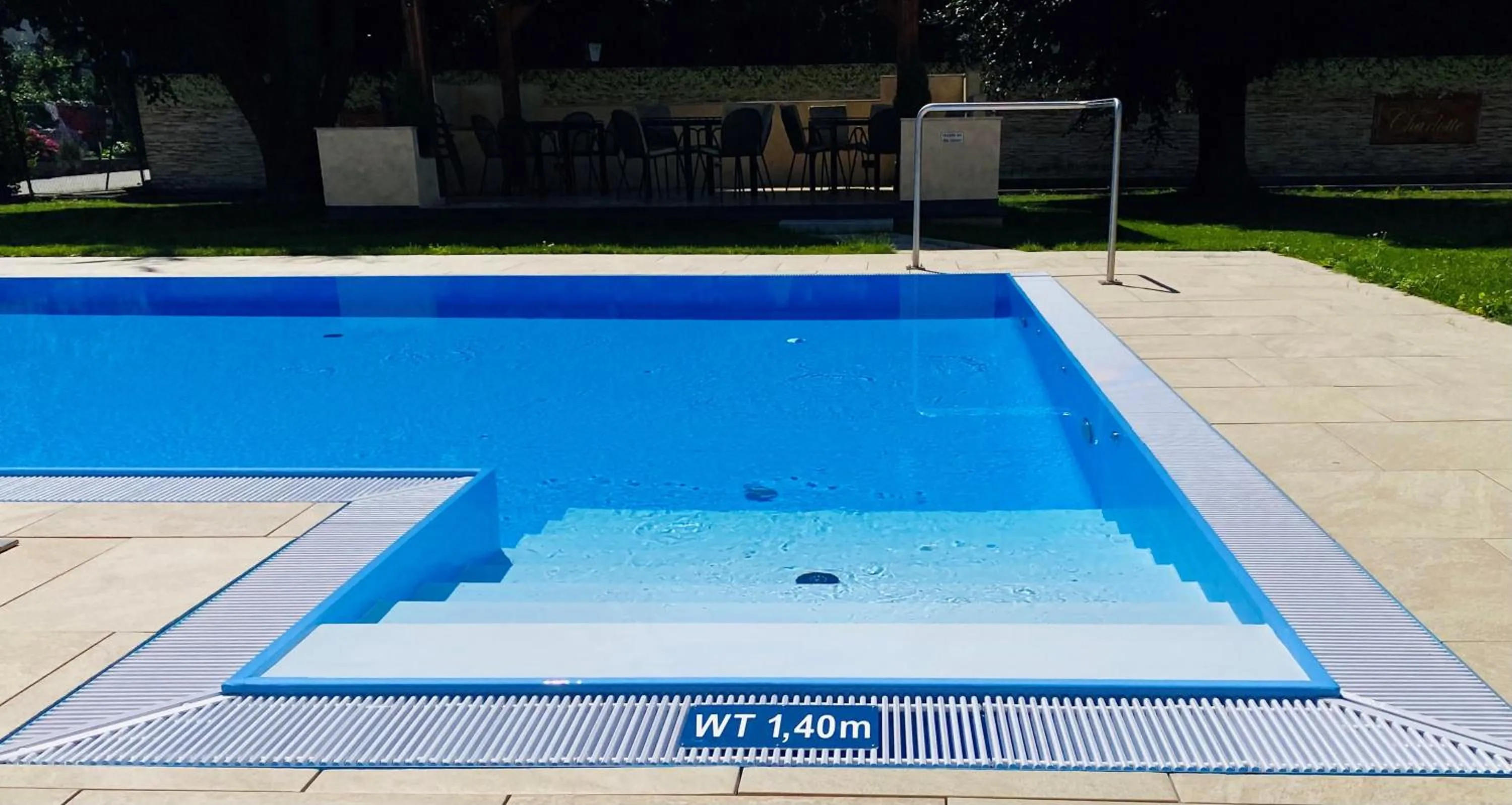 Swimming pool in Hotel Charlotte