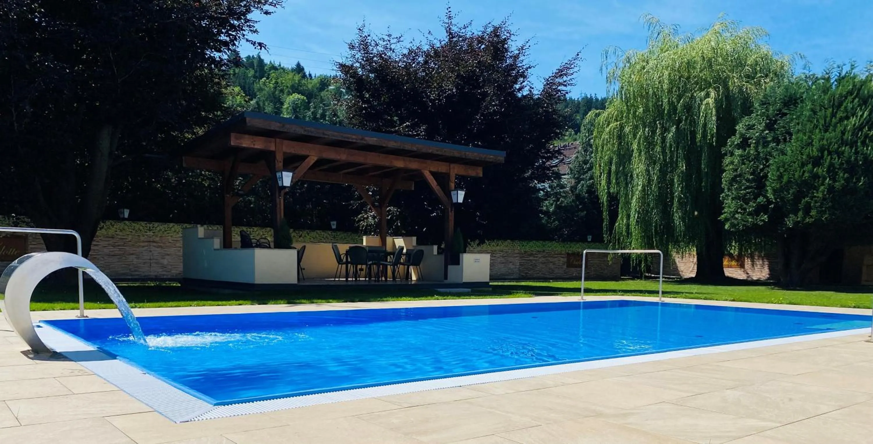 Swimming pool in Hotel Charlotte