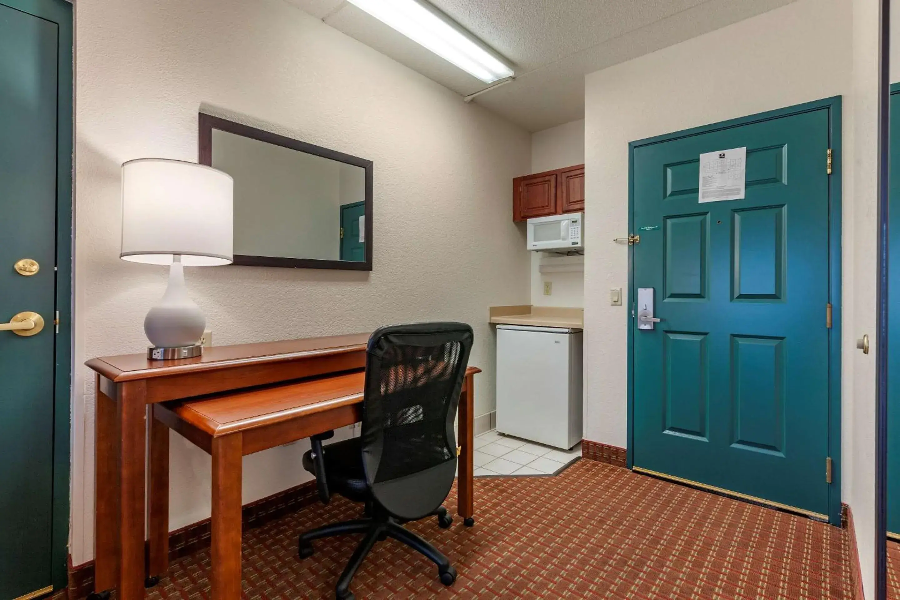 Junior Queen Suite in Clarion Suites at the Alliant Energy Center Junior Queen Suite in Clarion Suites at the Alliant Energy Center