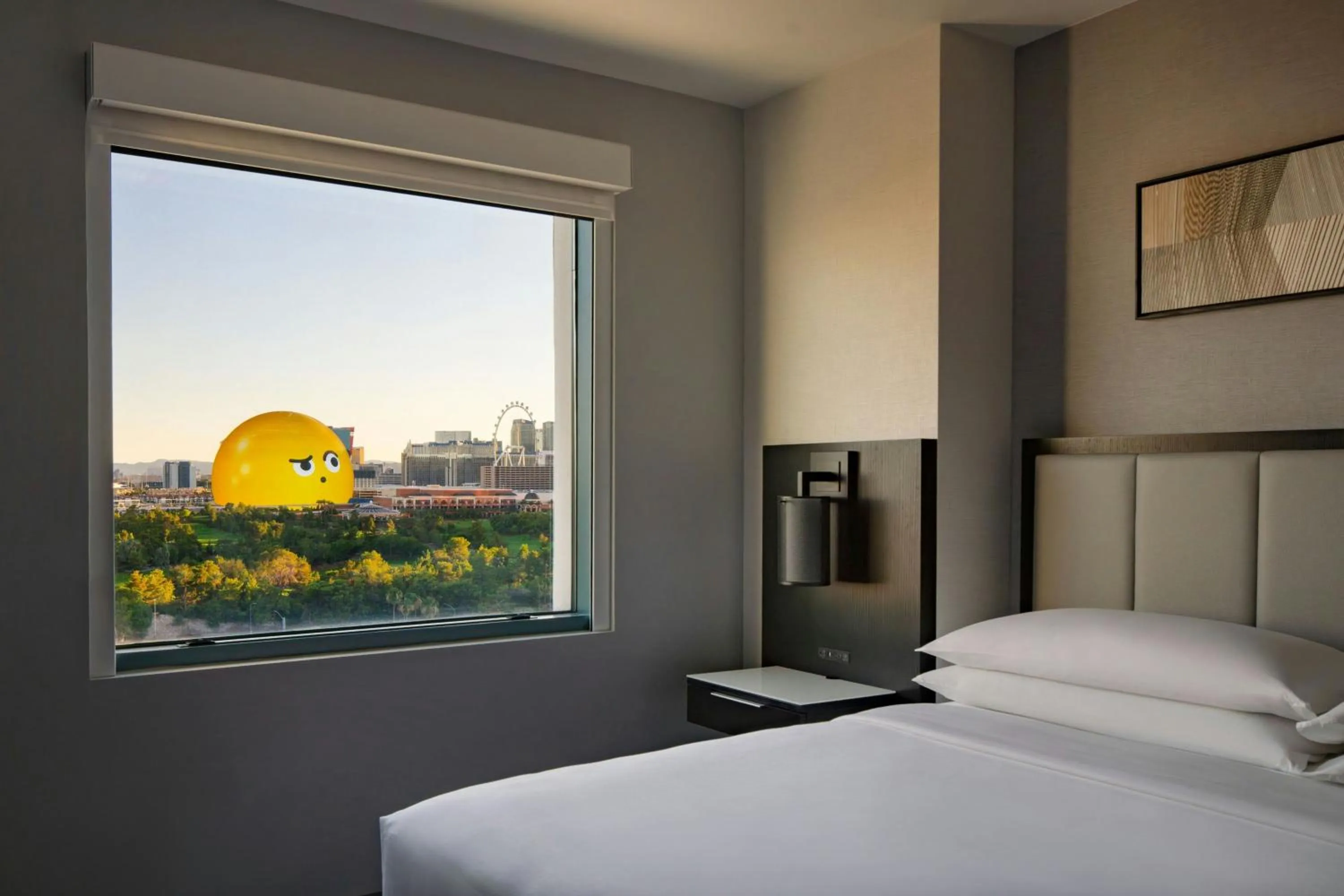 Photo of the whole room, Bed in Las Vegas Marriott