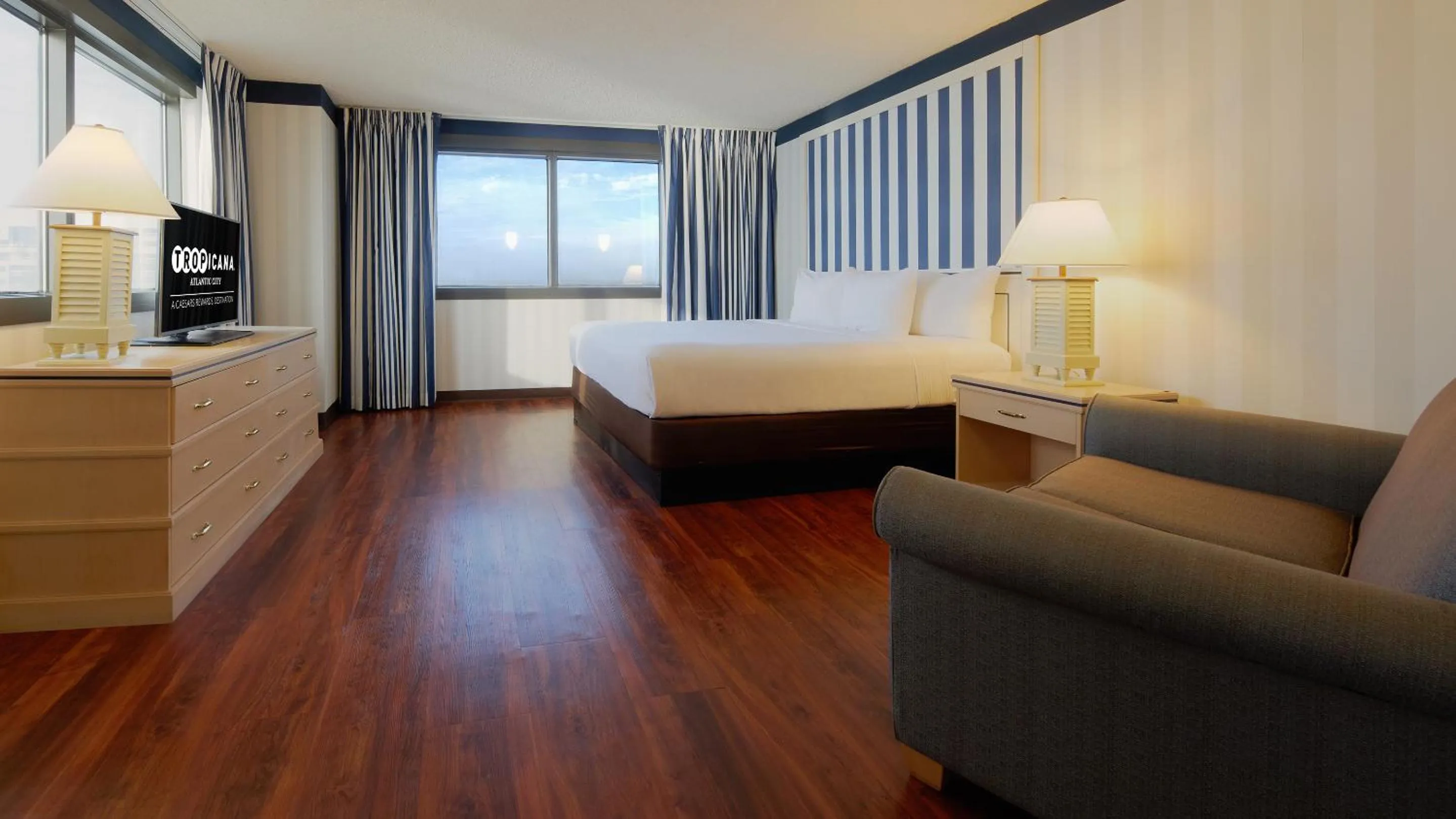 Bedroom, Bed in Tropicana Atlantic City, A Caesars Destination