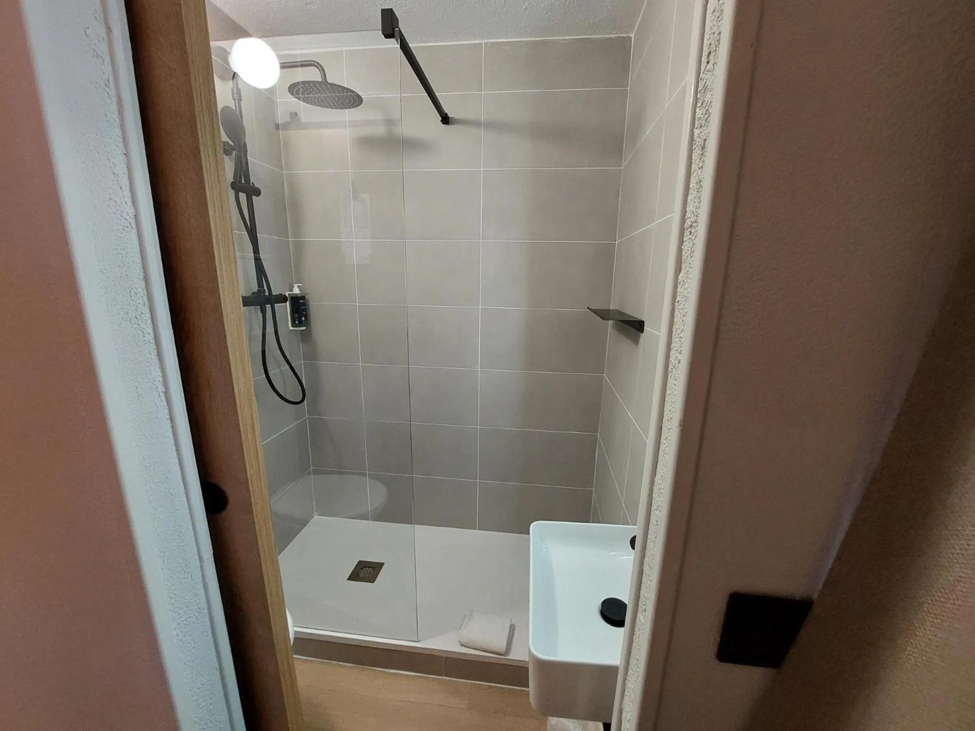 Bathroom in Brit Hotel Confort Rouen Centre