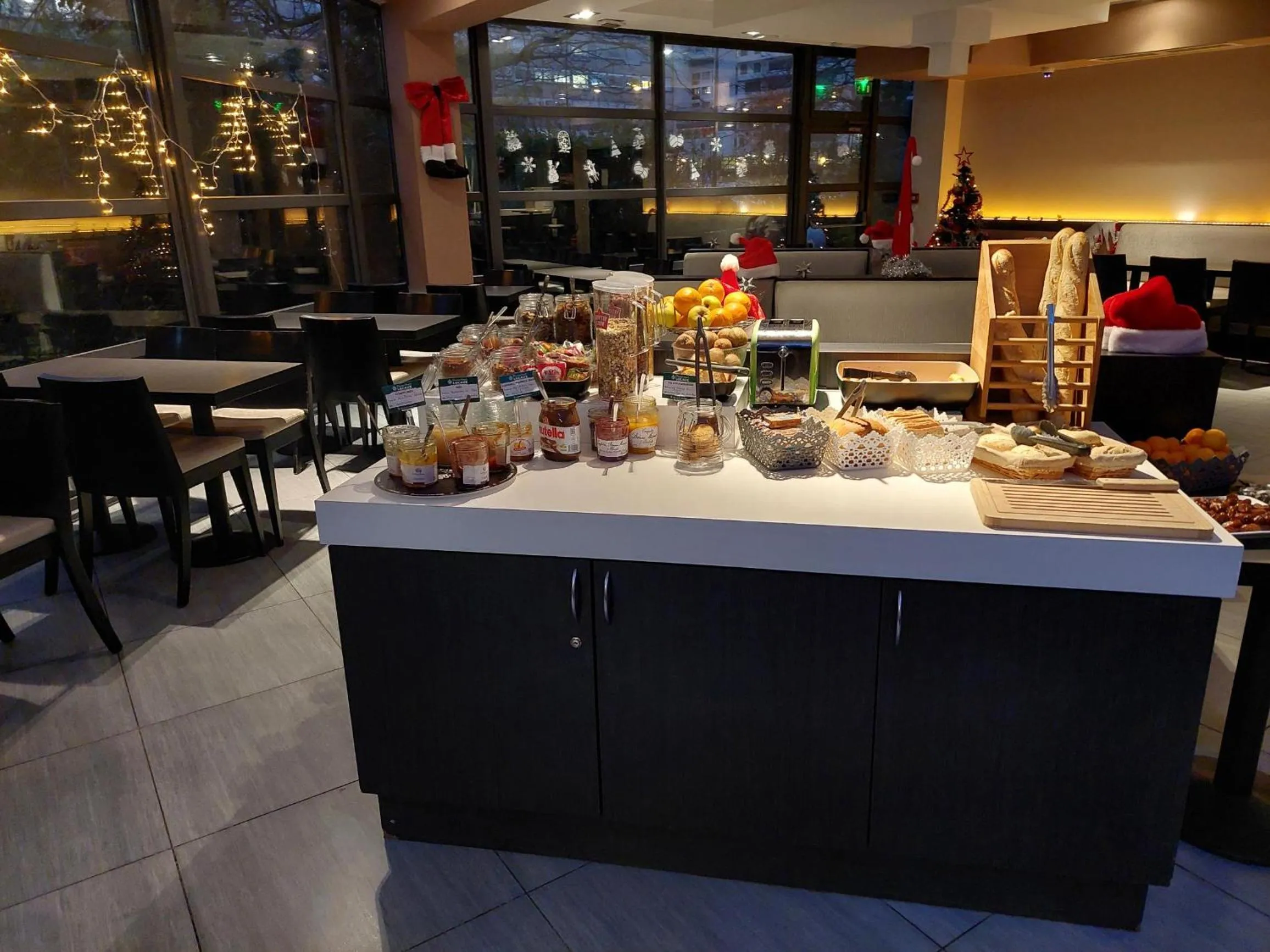 Breakfast in Brit Hotel Confort Rouen Centre