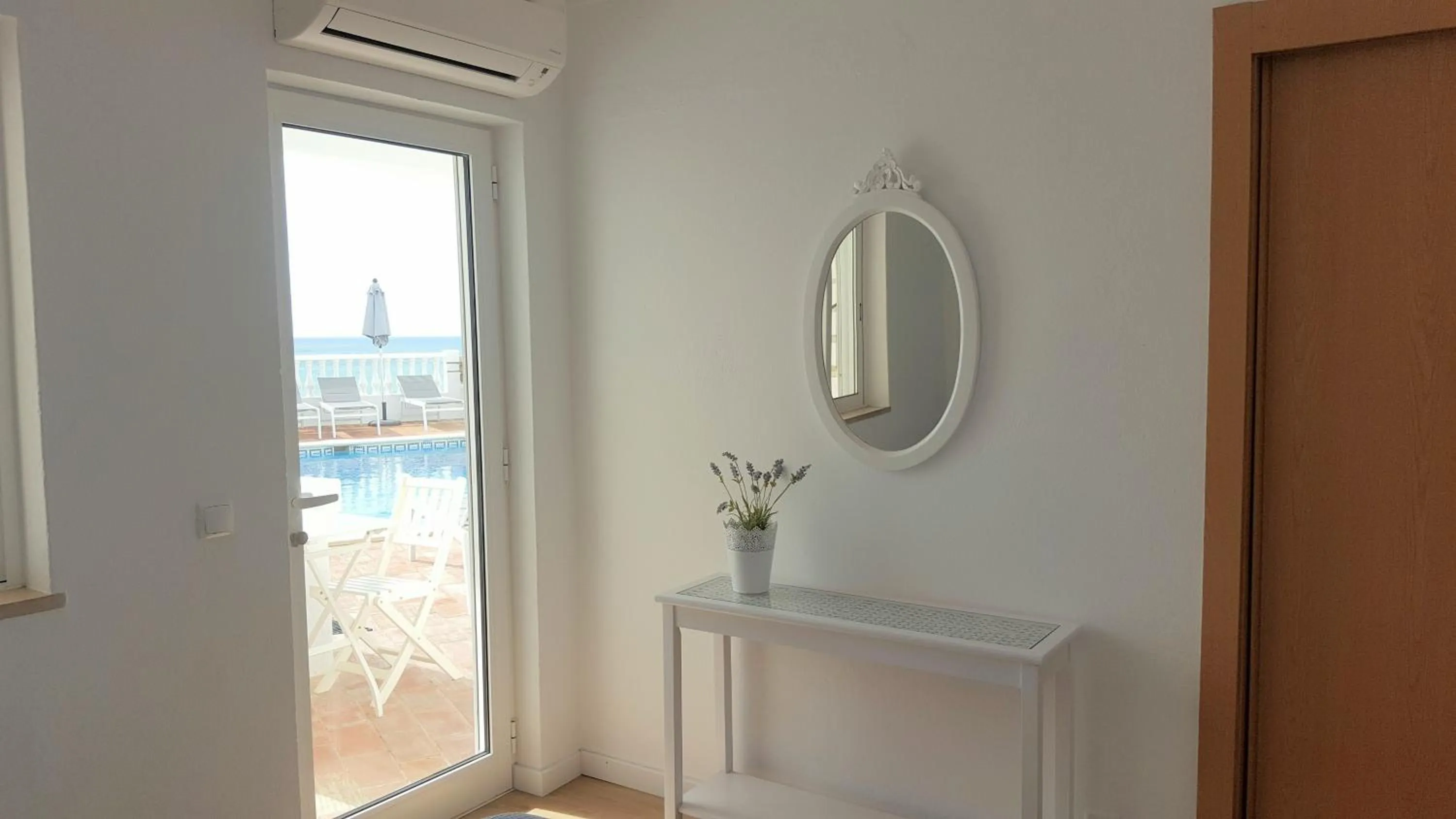 Photo of the whole room in Apartamentos Rossio Mar