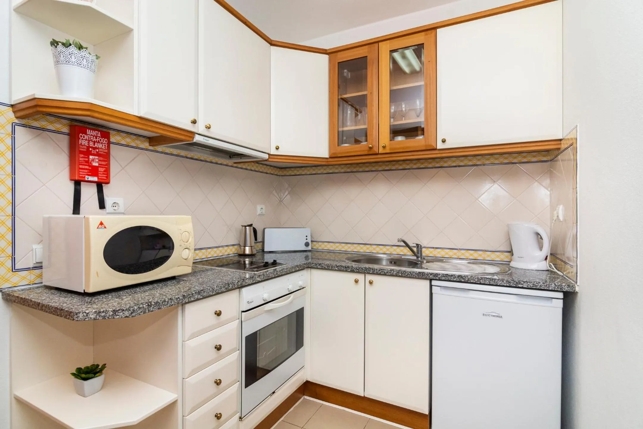 Kitchen or kitchenette in Apartamentos Rossio Mar