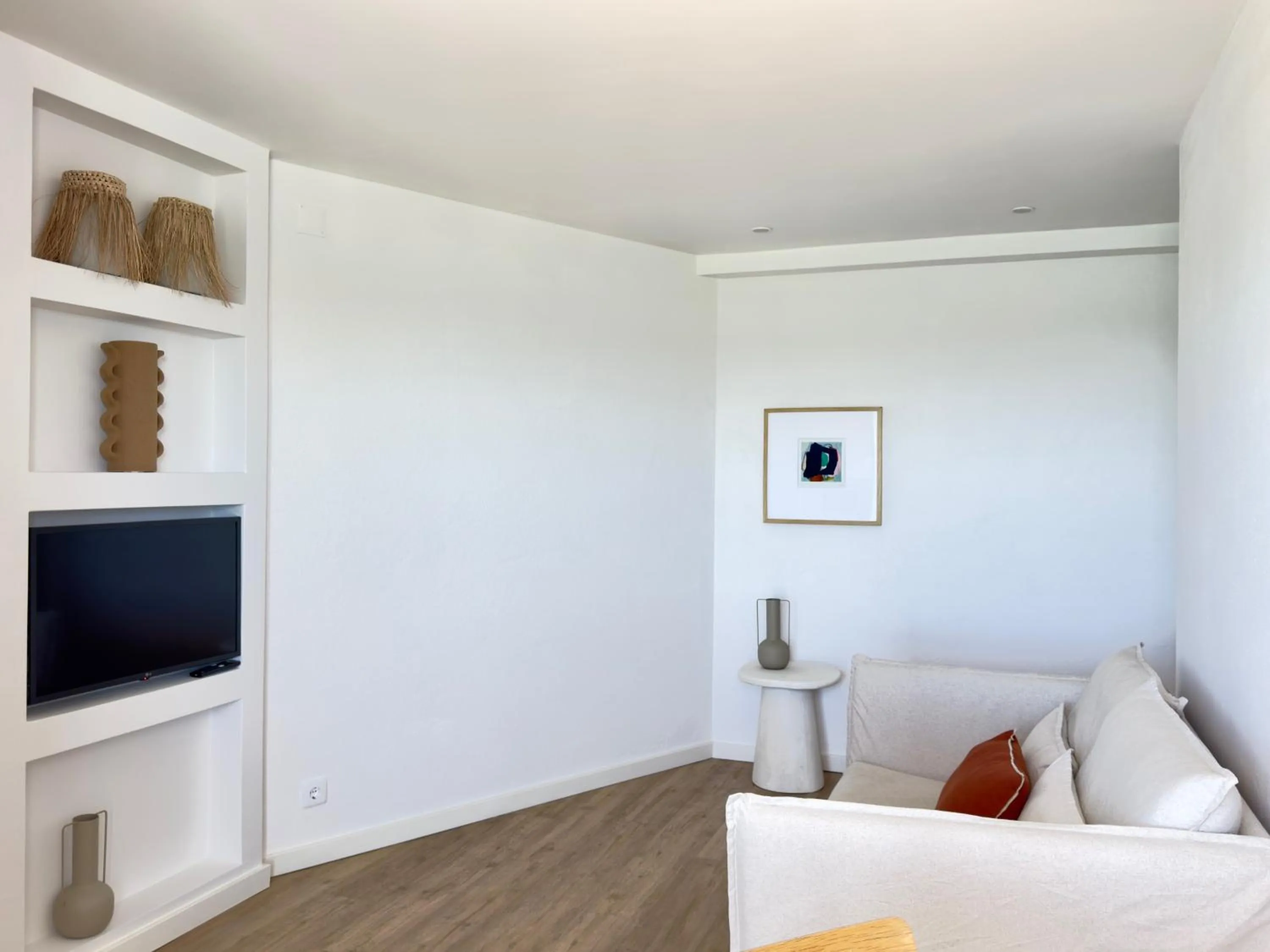 Living room, Bed in Apartamentos Rossio Mar