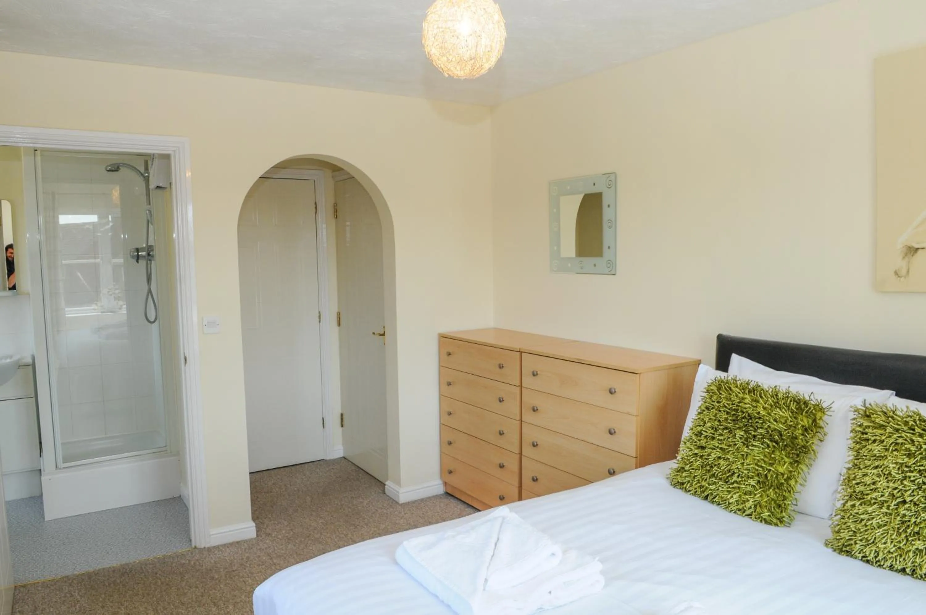 Bathroom, Bed in Orchard Gate Apartments from Your Stay Bristol