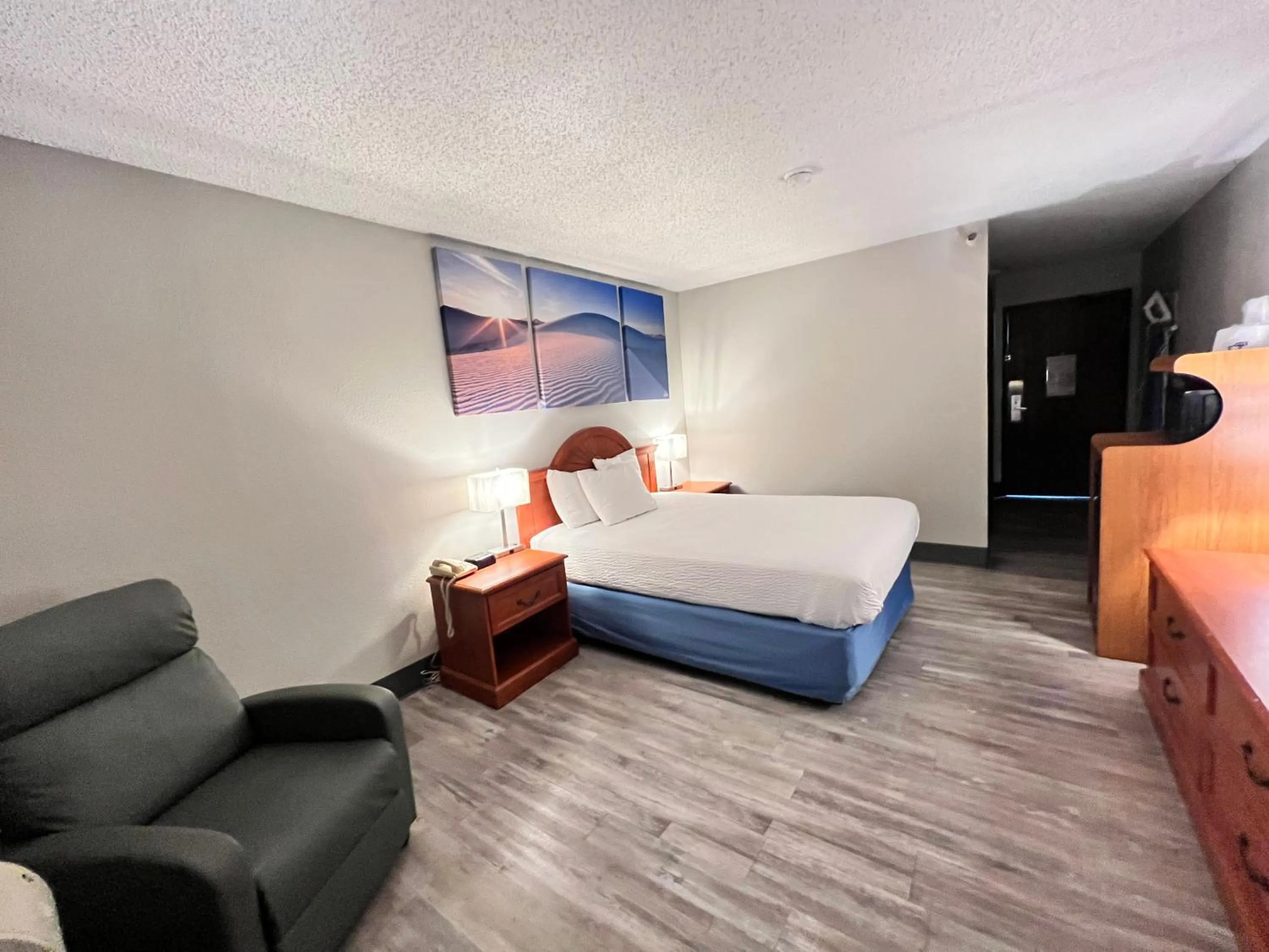 Photo of the whole room, Bed in Antelope Inn & Suites