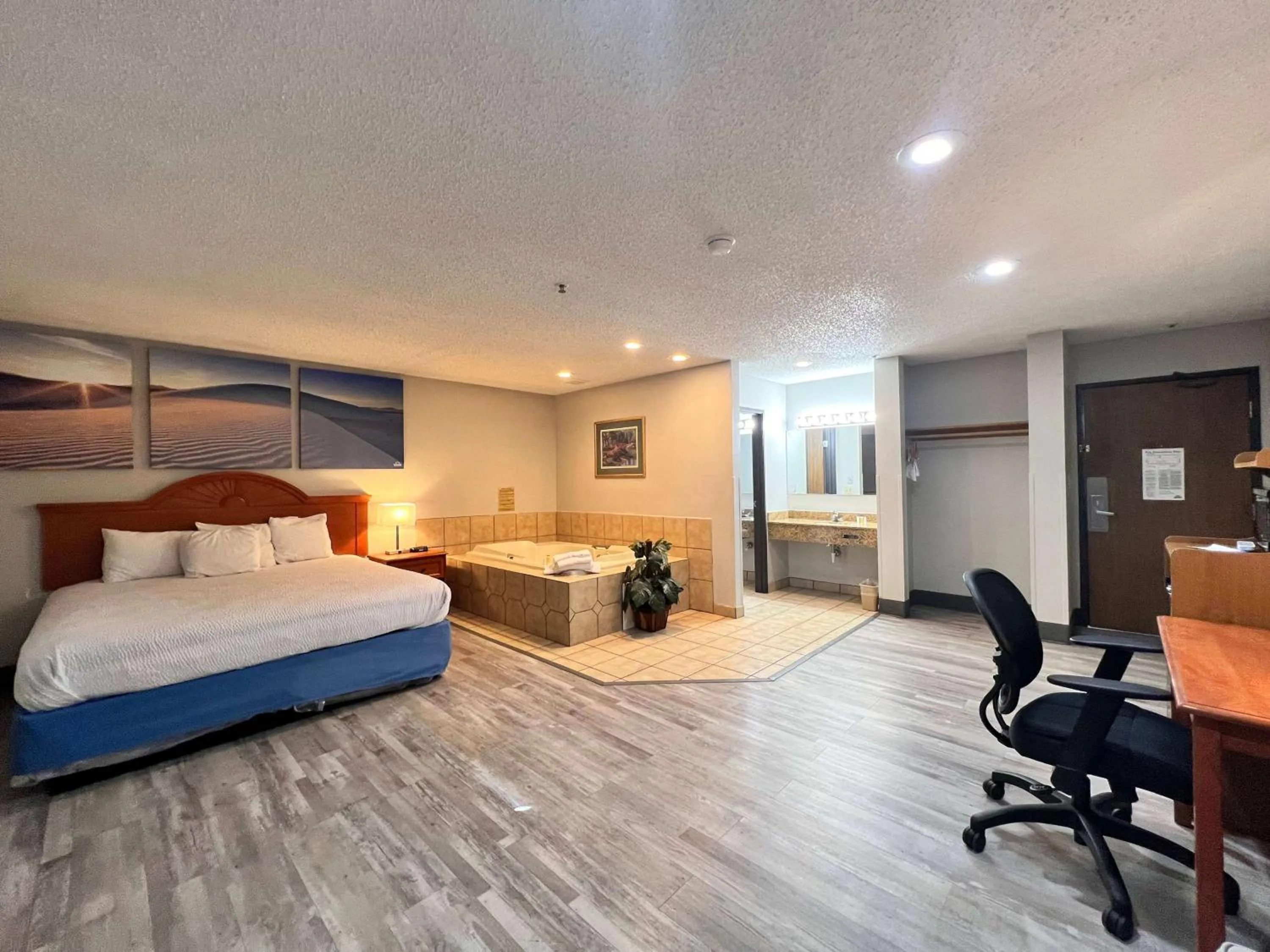 Photo of the whole room, Bed in Antelope Inn & Suites