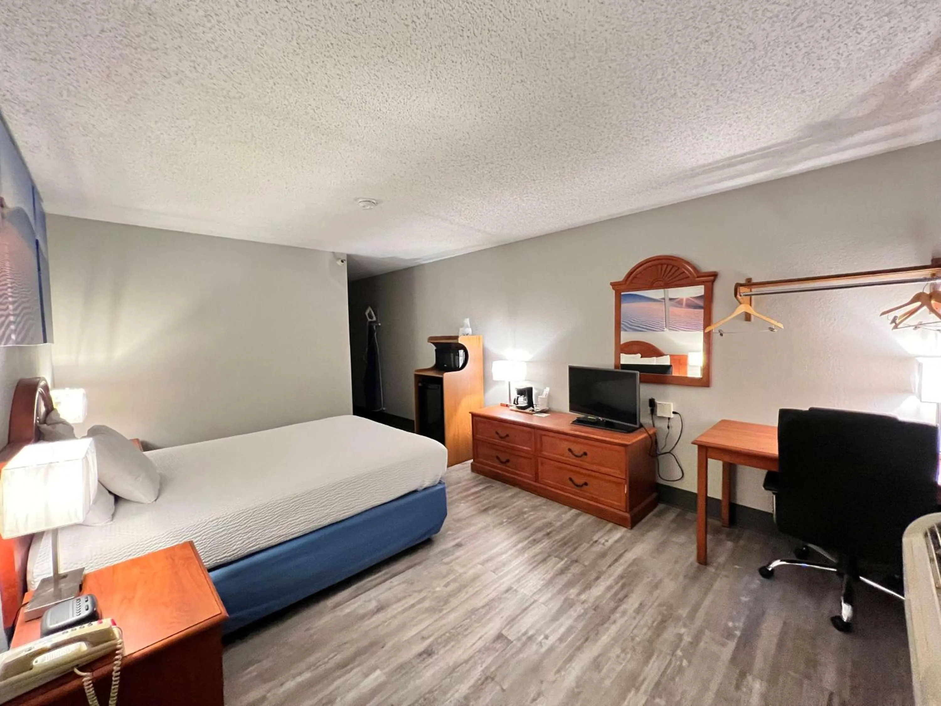 Photo of the whole room, Bed in Antelope Inn & Suites