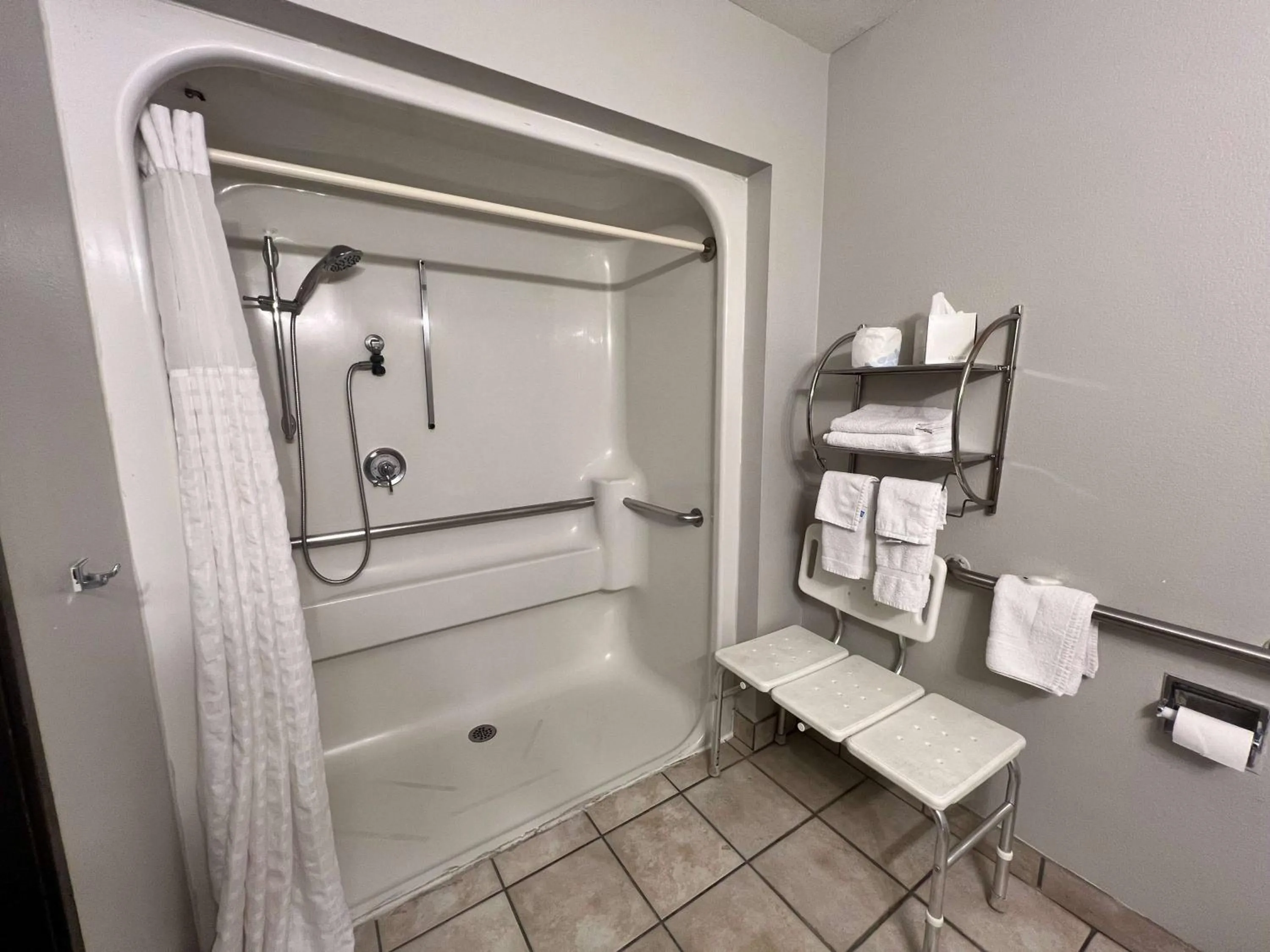 Shower in Antelope Inn & Suites